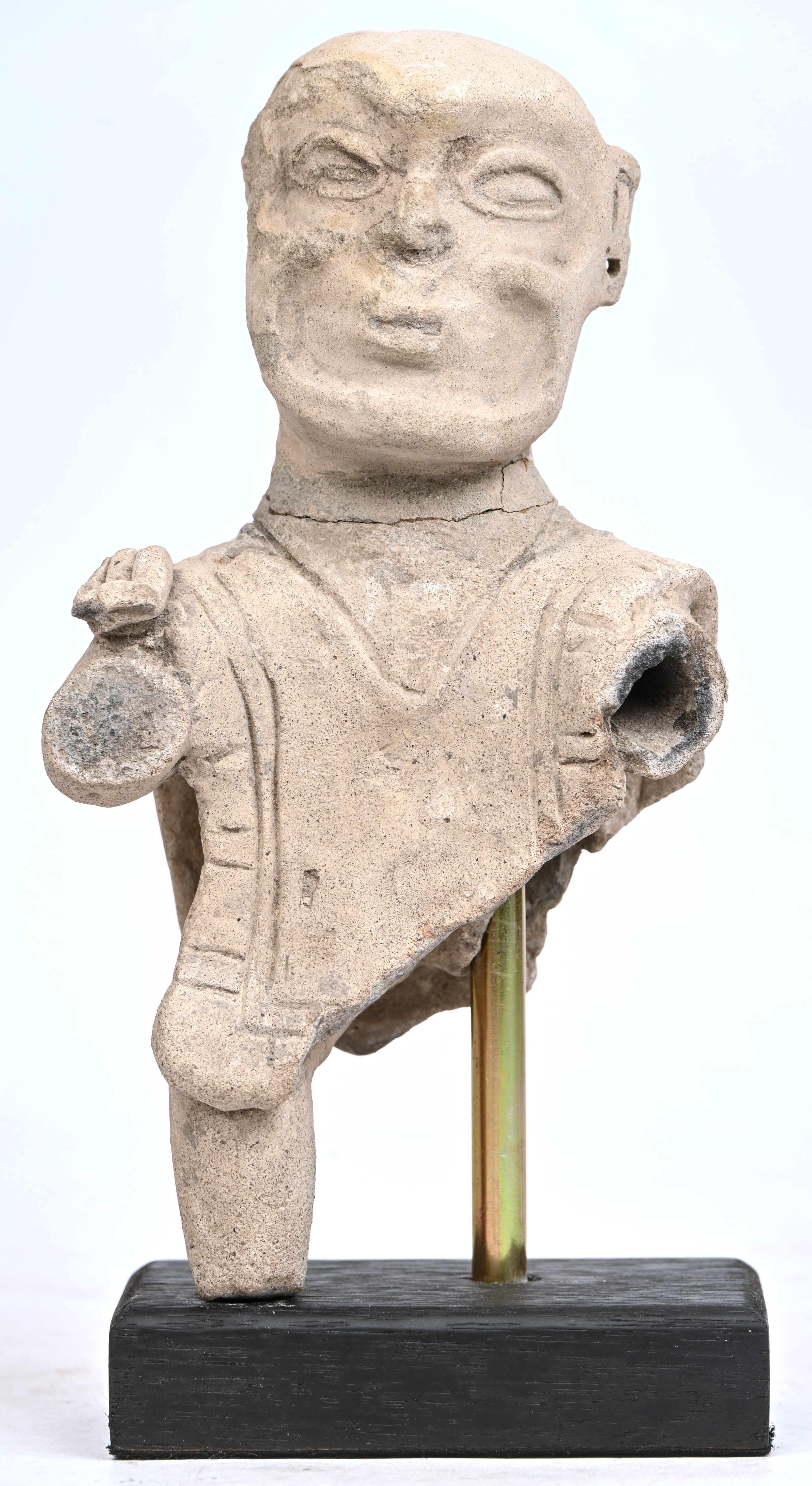 Een precolumbiaans terracotta Tumaco beeldje. Herkomst Ecuador. Het hoofd is gelijmd en delen manco Een precolumbiaans terracotta Tumaco beeldje. Herkomst Ecuador. Het hoofd is gelijmd en delen manco.