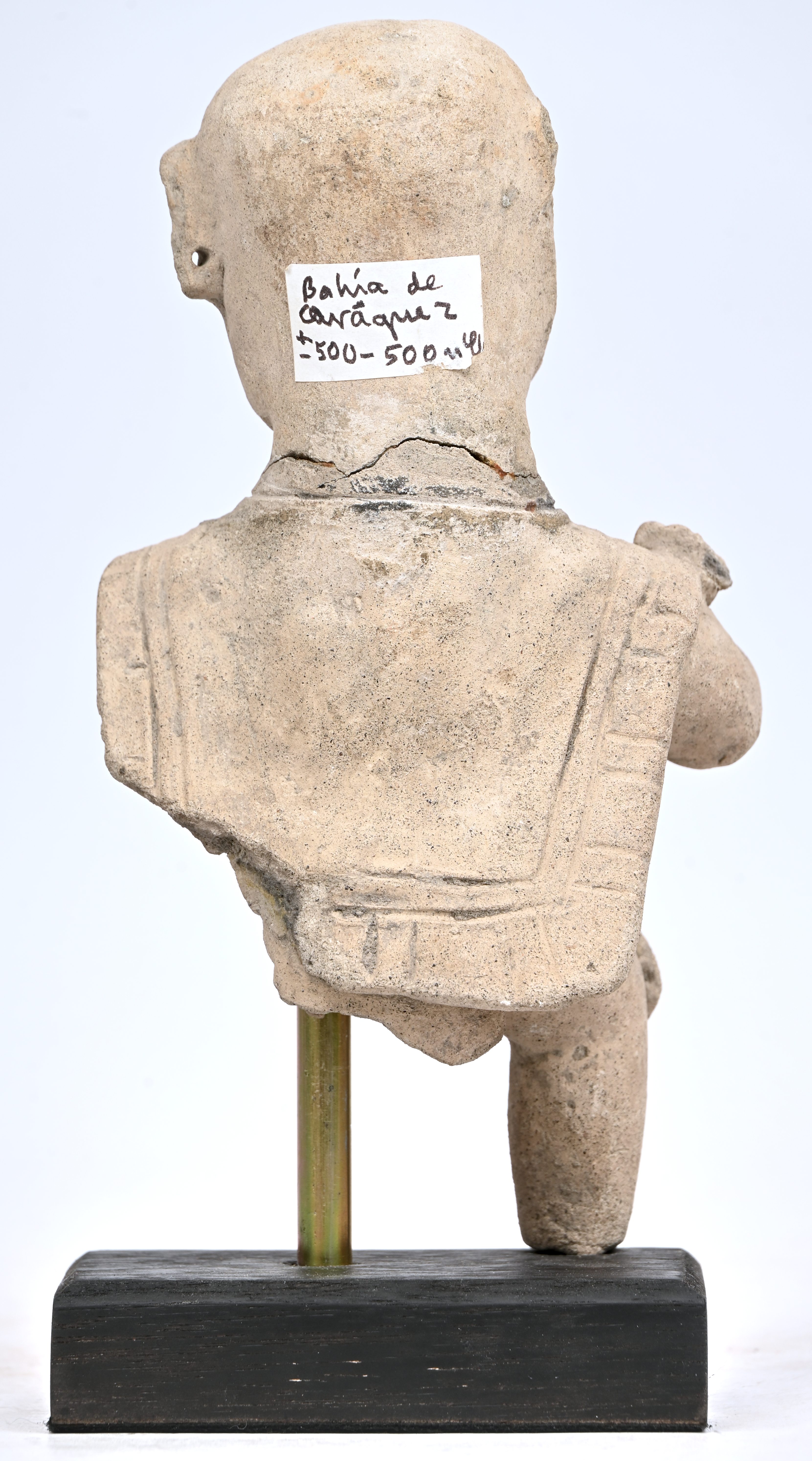 Een precolumbiaans terracotta Tumaco beeldje. Herkomst Ecuador. Het hoofd is gelijmd en delen manco Een precolumbiaans terracotta Tumaco beeldje. Herkomst Ecuador. Het hoofd is gelijmd en delen manco.