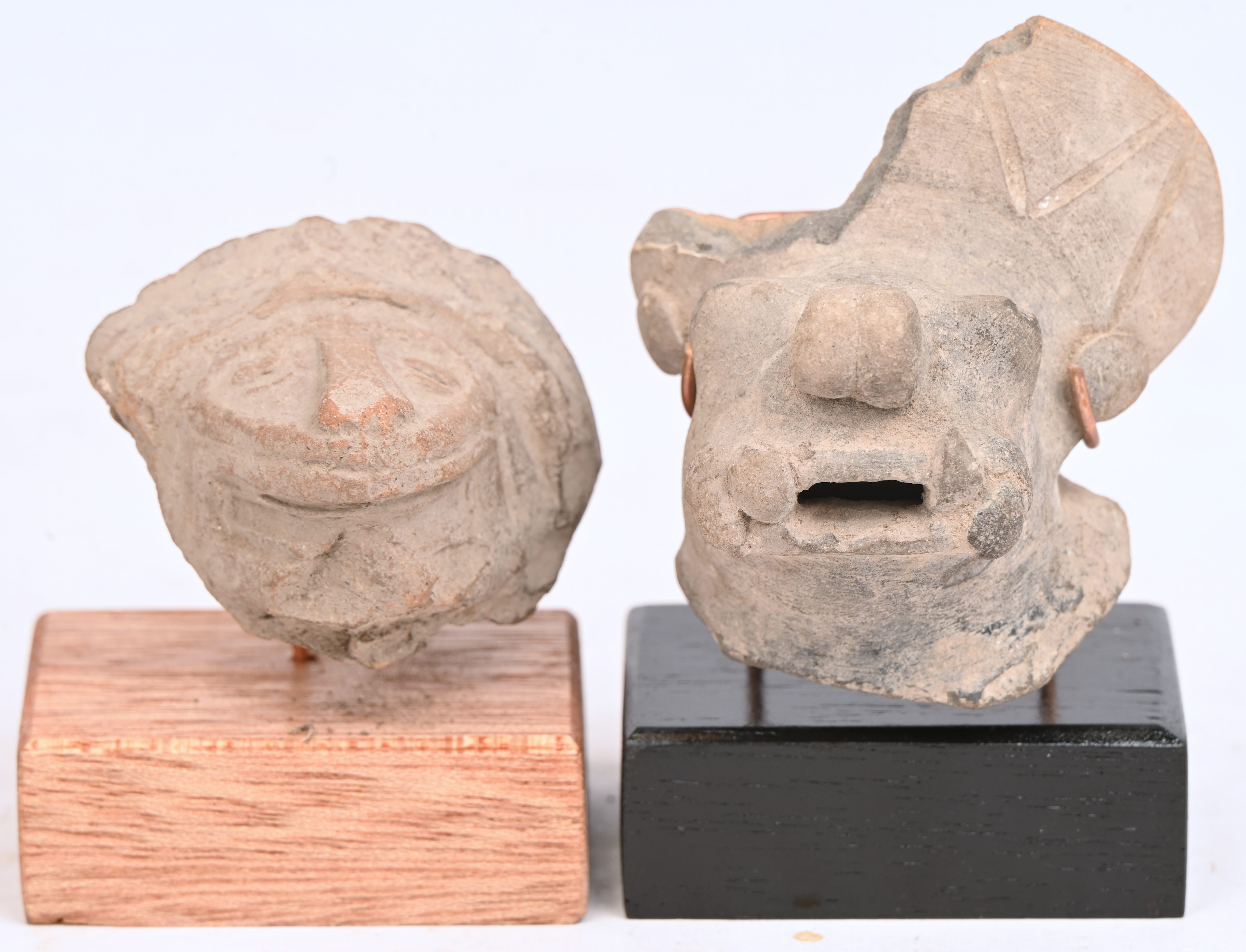 Twee precolumbiaanse hoofdjes van terracotta, Maya en Azteeks. Herkomst Mexico Twee precolumbiaanse hoofdjes van terracotta, Maya en Azteeks. Herkomst Mexico.