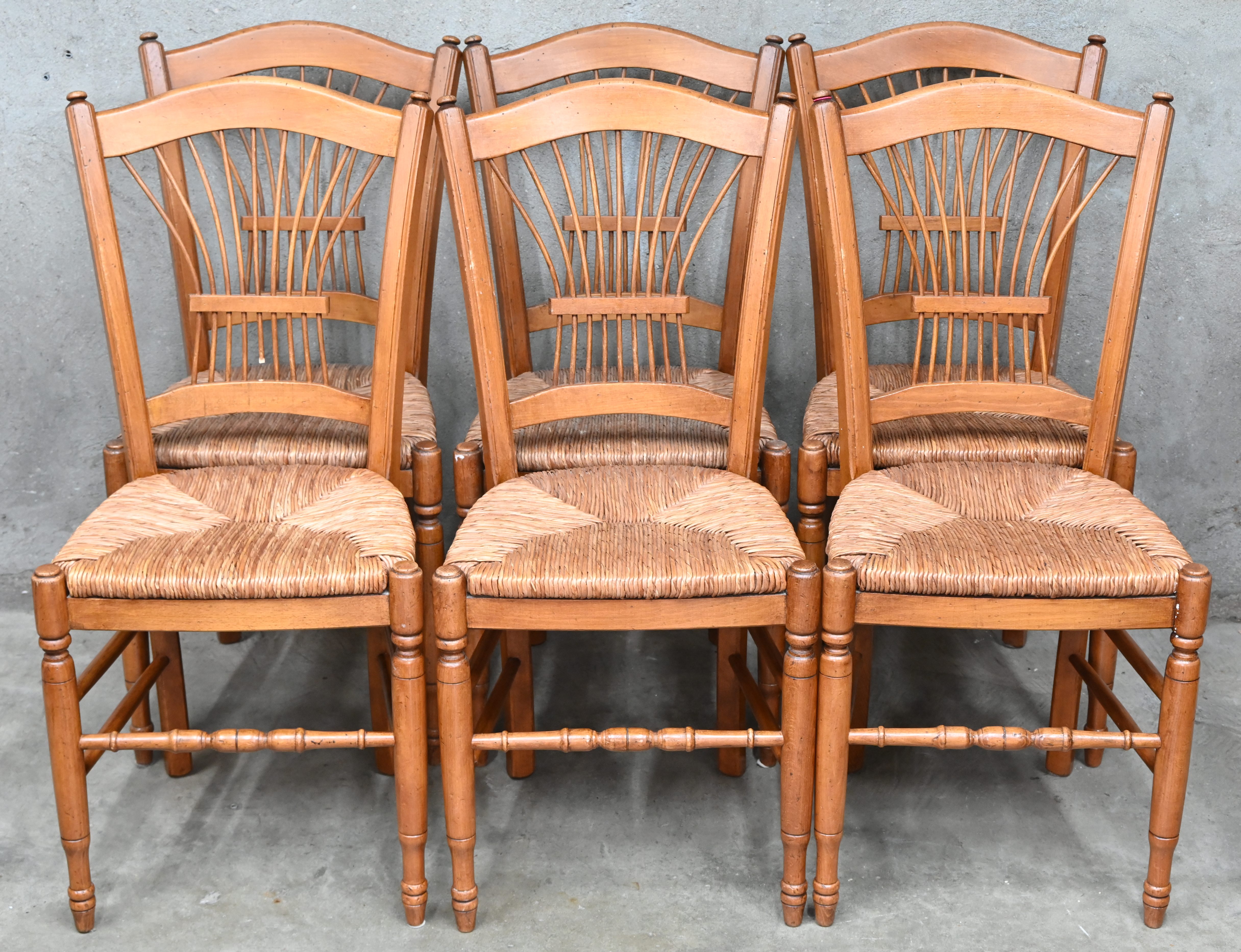 Een set van 6 houten stoelen met giezen zit. 1 stoel met schade aan de rug Een set van 6 houten stoelen met giezen zit. 1 stoel met schade aan de rug.