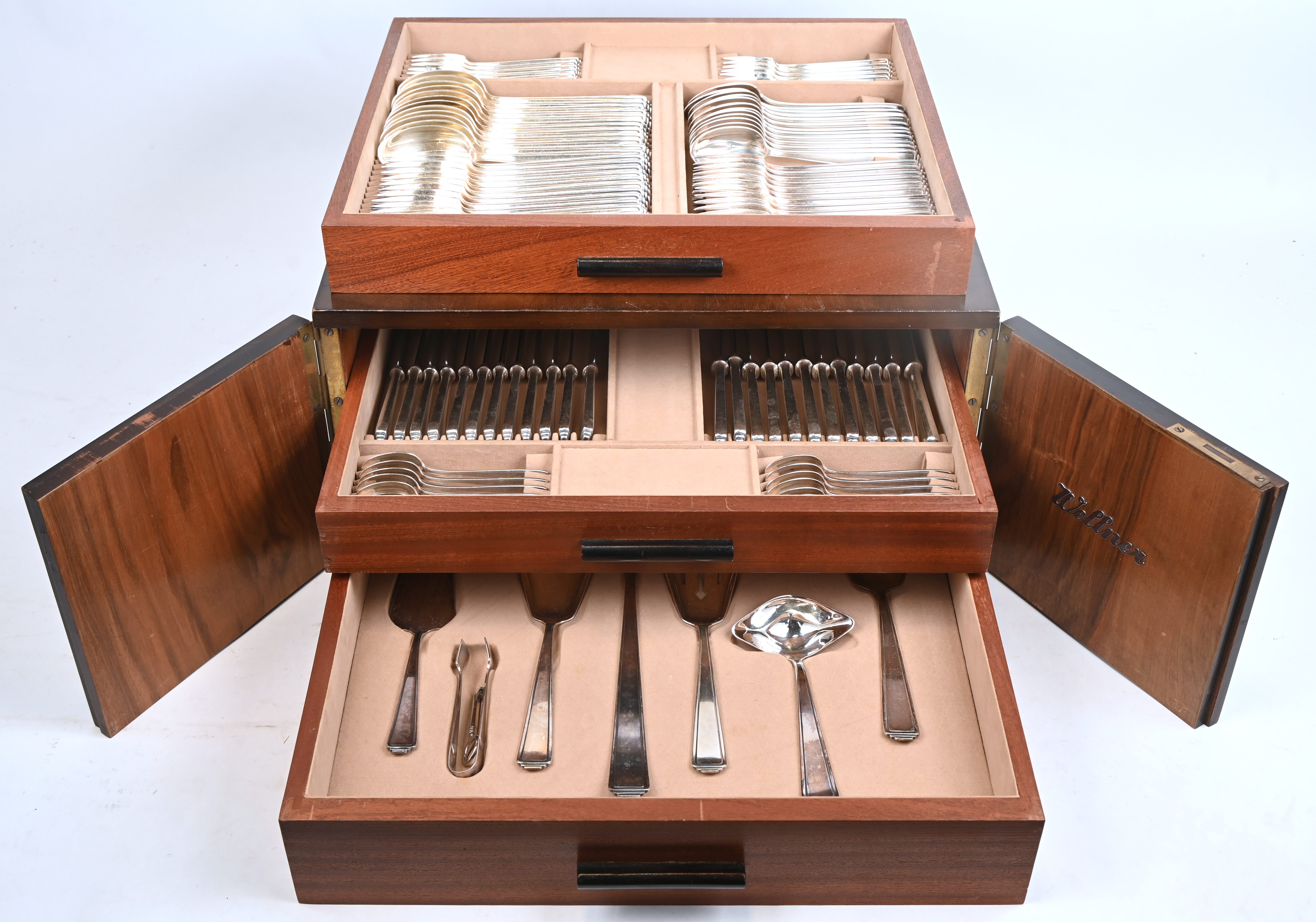 Een 103-delig art deco bestek voor 12 personen, verzilverd metaal, gemerkt Wellner, met bijhorende houten bestekcassette Een 103-delig art deco bestek voor 12 personen, verzilverd metaal, gemerkt Wellner, met bijhorende houten bestekcassette.