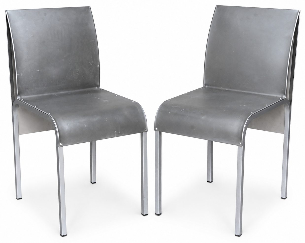 Twee postmodernistische aluminium stoelen, mogelijk Belgisch Twee postmodernistische aluminium stoelen, mogelijk Belgisch.