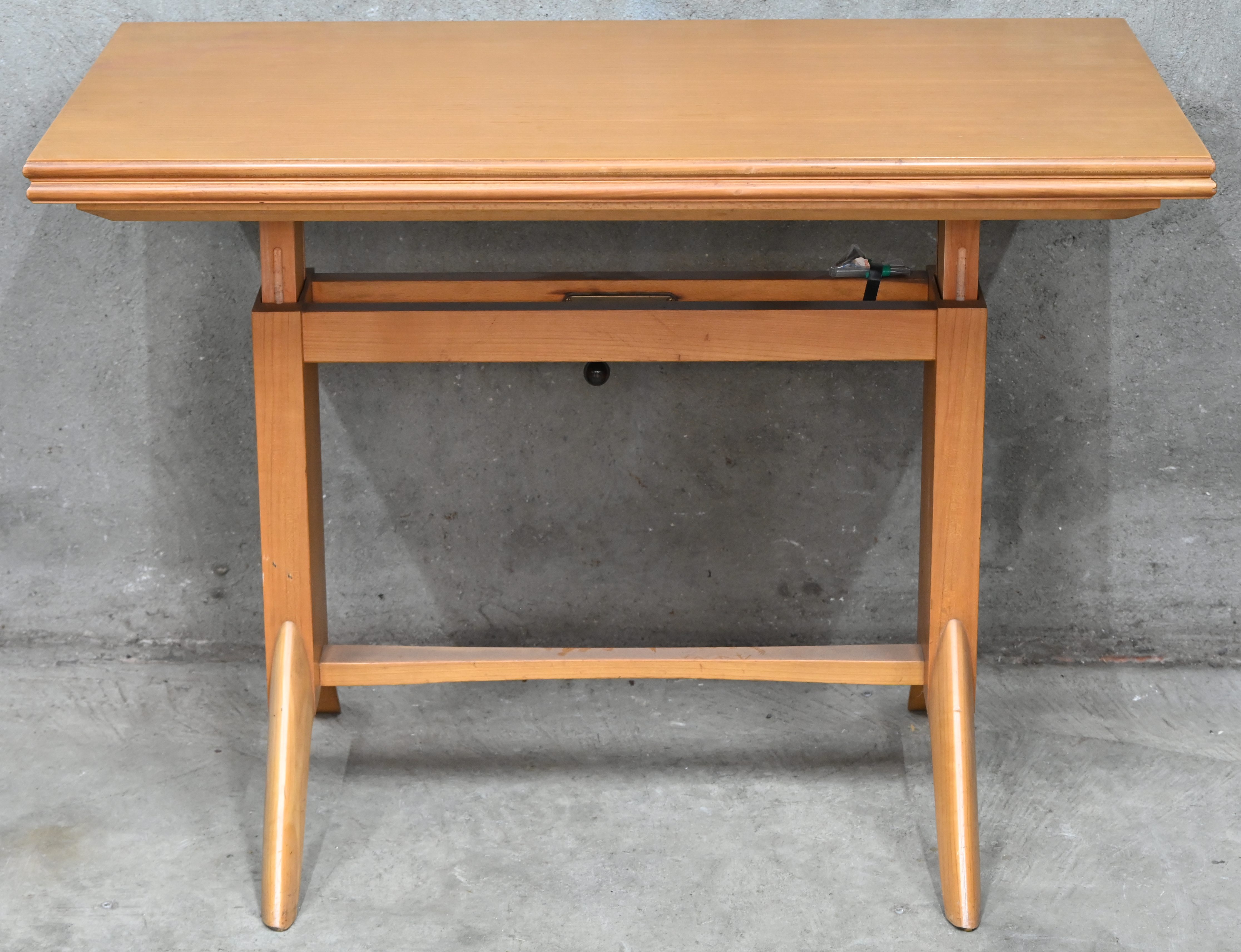 Een vintage tafel, in hoogte verstelbaar en uitklapbaar, ontworpen door Wilhelm Renz. Bruikbaar als salontafel én als eettafel. Gemerkt Een vintage tafel, in hoogte verstelbaar en uitklapbaar, ontworpen door Wilhelm Renz. Bruikbaar als salontafel én als eettafel. Gemerkt.