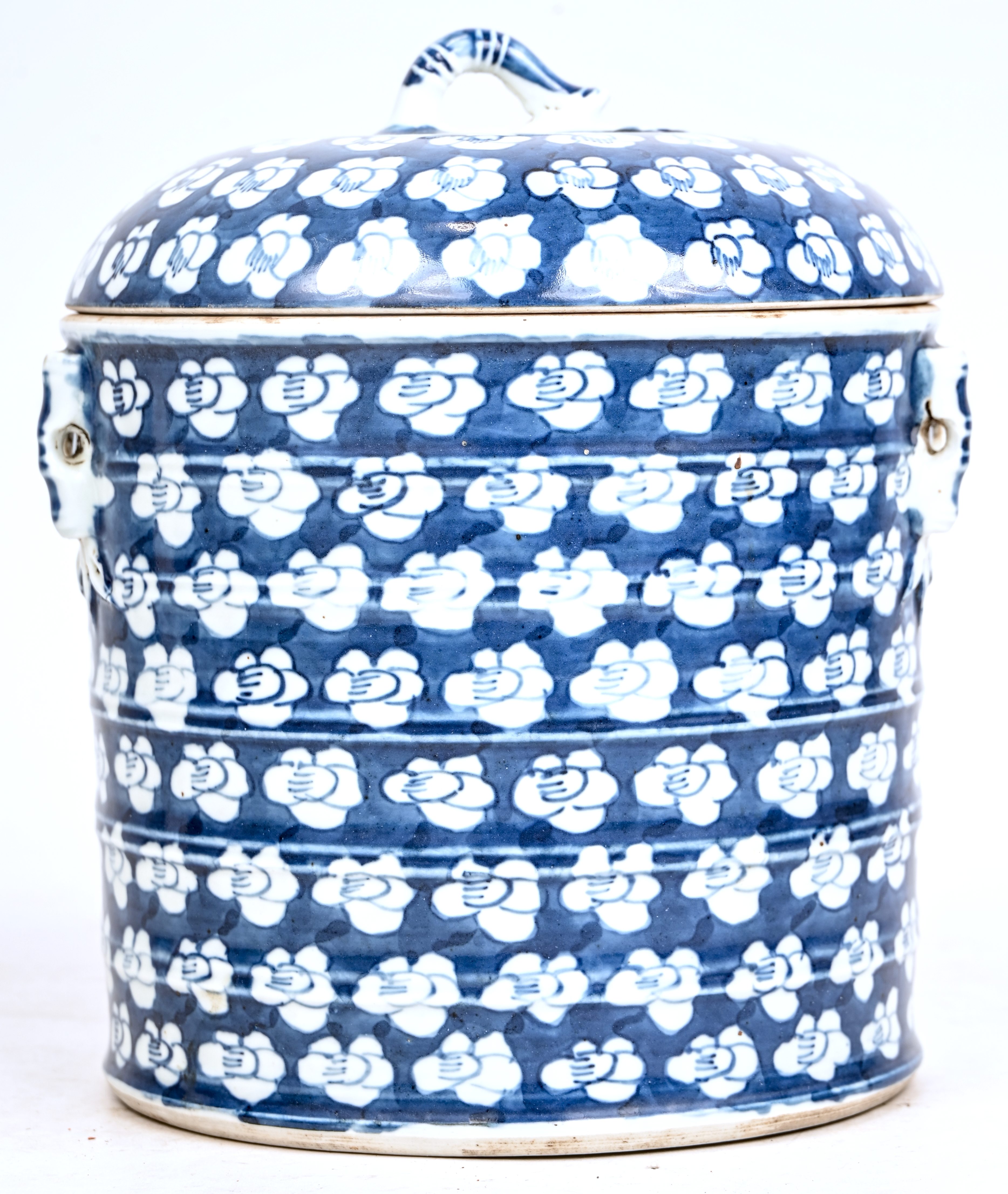 Een dekselpot van blauw-wit geglazuurd Chinees aardewerk. Met een floraal decor Een dekselpot van blauw-wit geglazuurd Chinees aardewerk. Met een floraal decor.