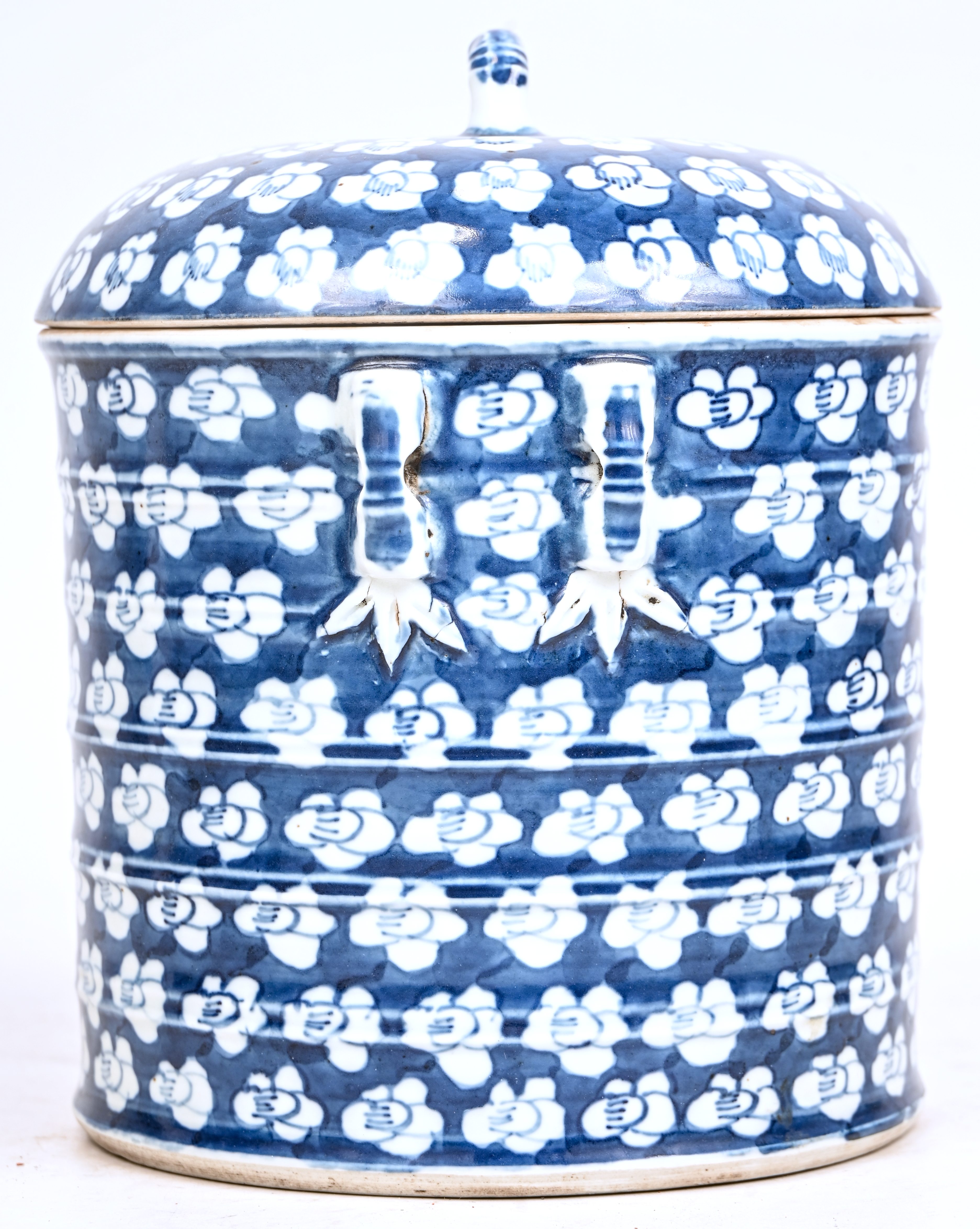 Een dekselpot van blauw-wit geglazuurd Chinees aardewerk. Met een floraal decor Een dekselpot van blauw-wit geglazuurd Chinees aardewerk. Met een floraal decor.