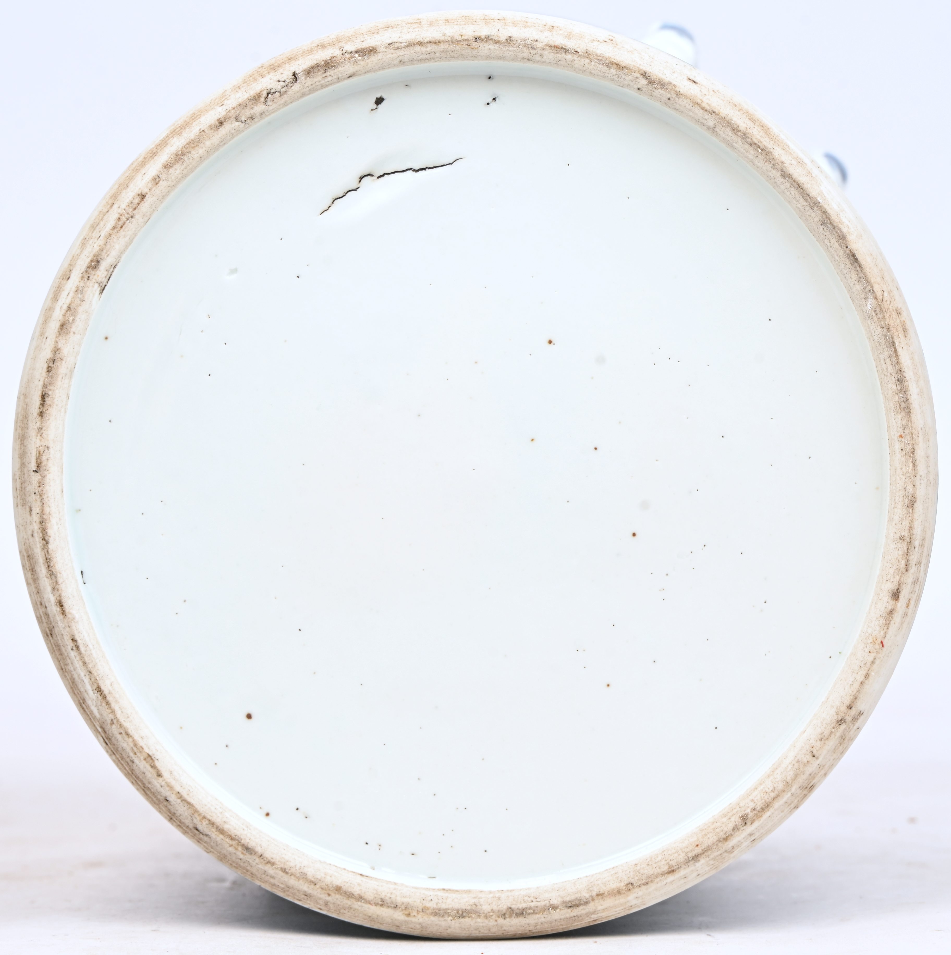Een dekselpot van blauw-wit geglazuurd Chinees aardewerk. Met een floraal decor Een dekselpot van blauw-wit geglazuurd Chinees aardewerk. Met een floraal decor.