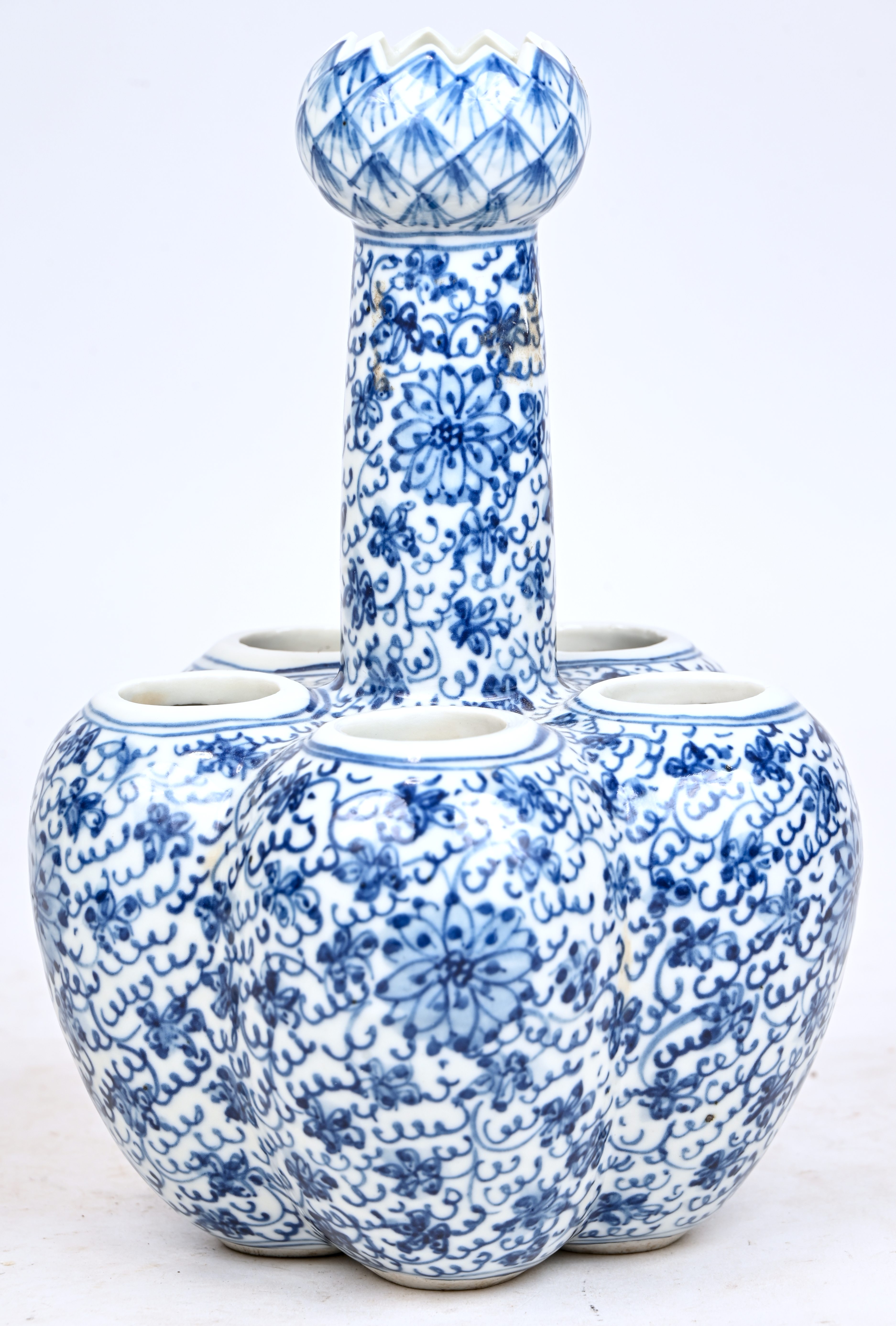 Een tulpenvaas van Chinees blauw en wit porselein. Onderaan gemerkt Een tulpenvaas van Chinees blauw en wit porselein. Onderaan gemerkt.