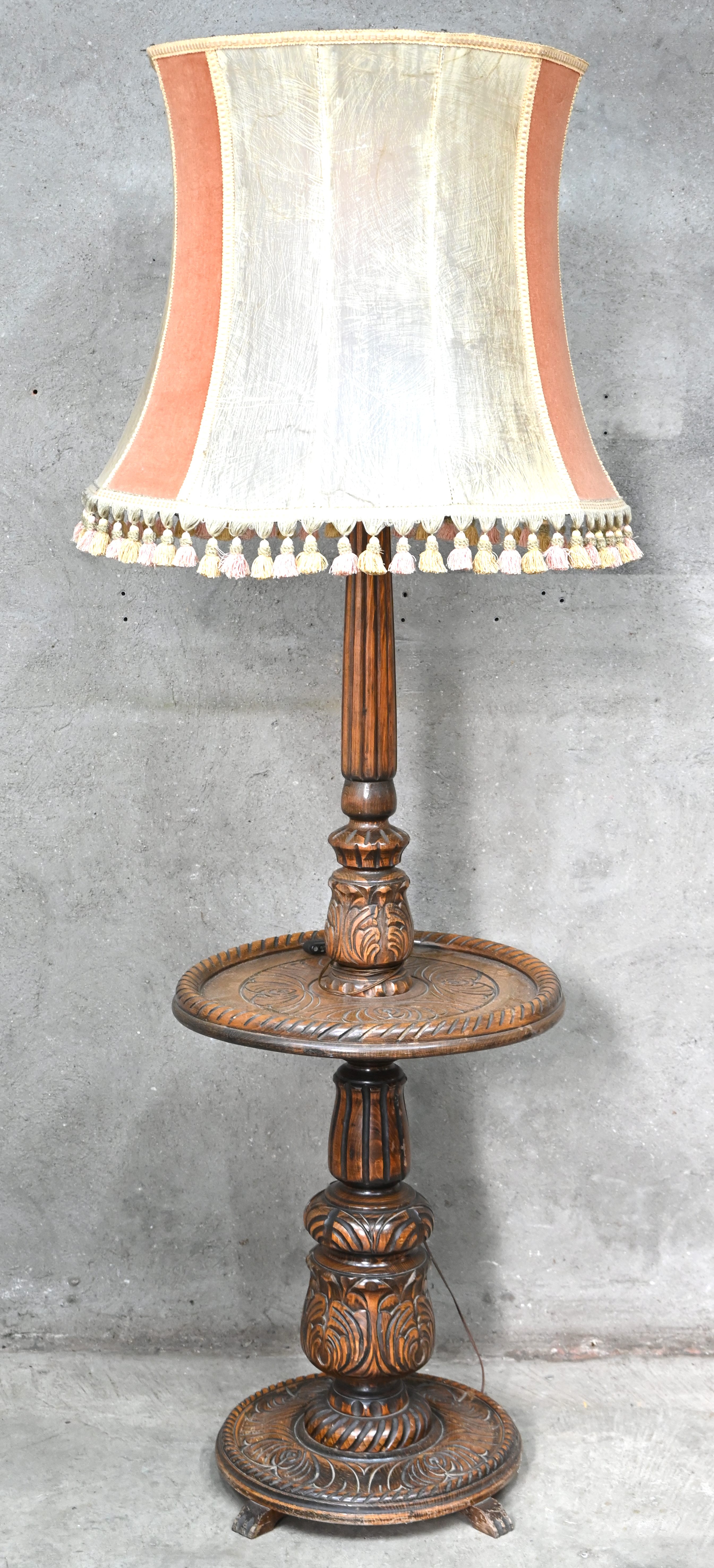 Een gesculpteerd eikenhouten staanlamp/bijzettafeltje Een gesculpteerd eikenhouten staanlamp/bijzettafeltje.