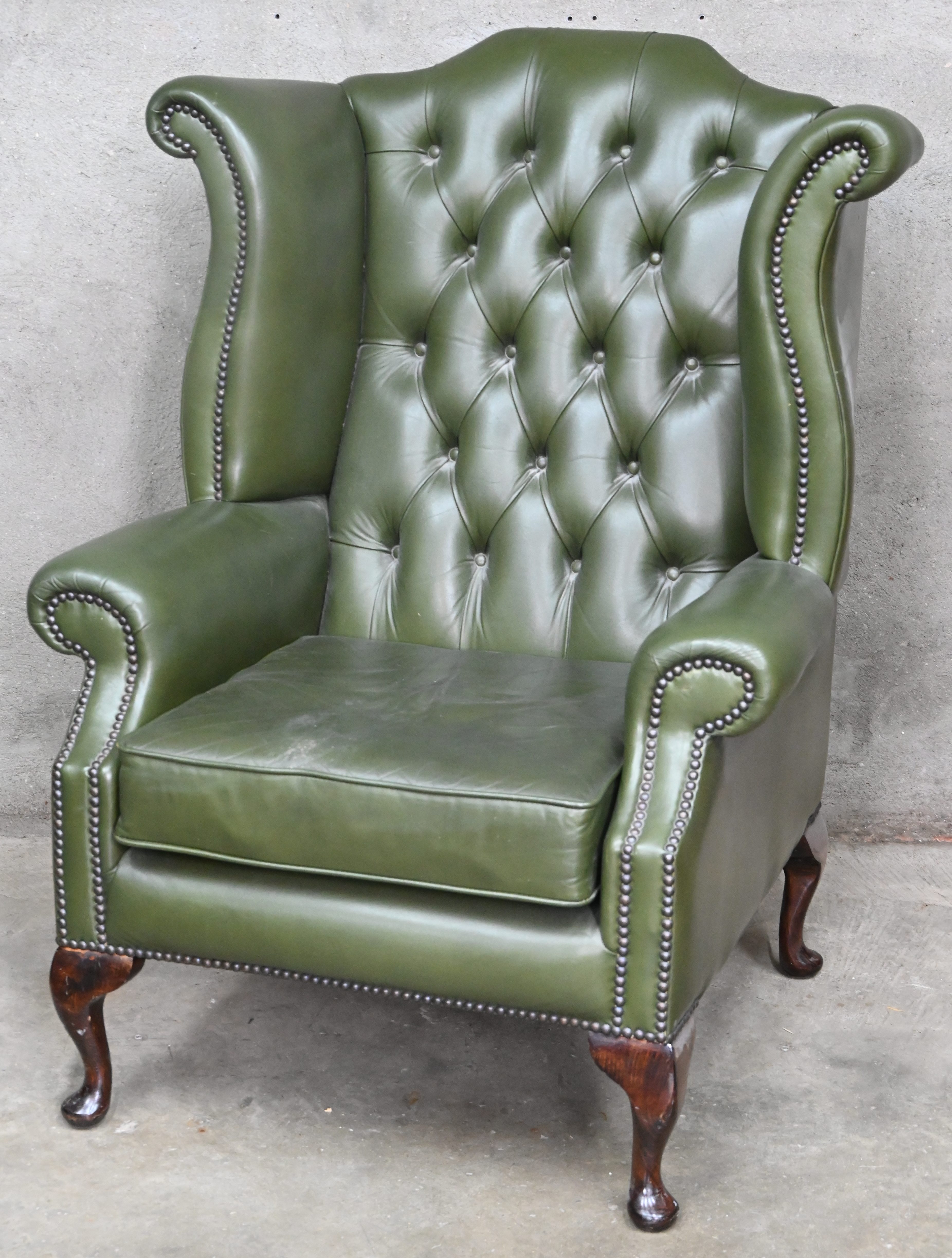 Een groen lederen Chesterfield fauteuil, model Cathedral Een groen lederen Chesterfield fauteuil, model Cathedral.