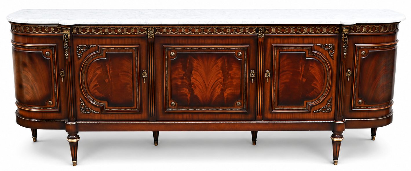 Een dressoir in Louis XVI stijl, gefineerd hout met wit marmeren blad Een dressoir in Louis XVI stijl, gefineerd hout met wit marmeren blad.