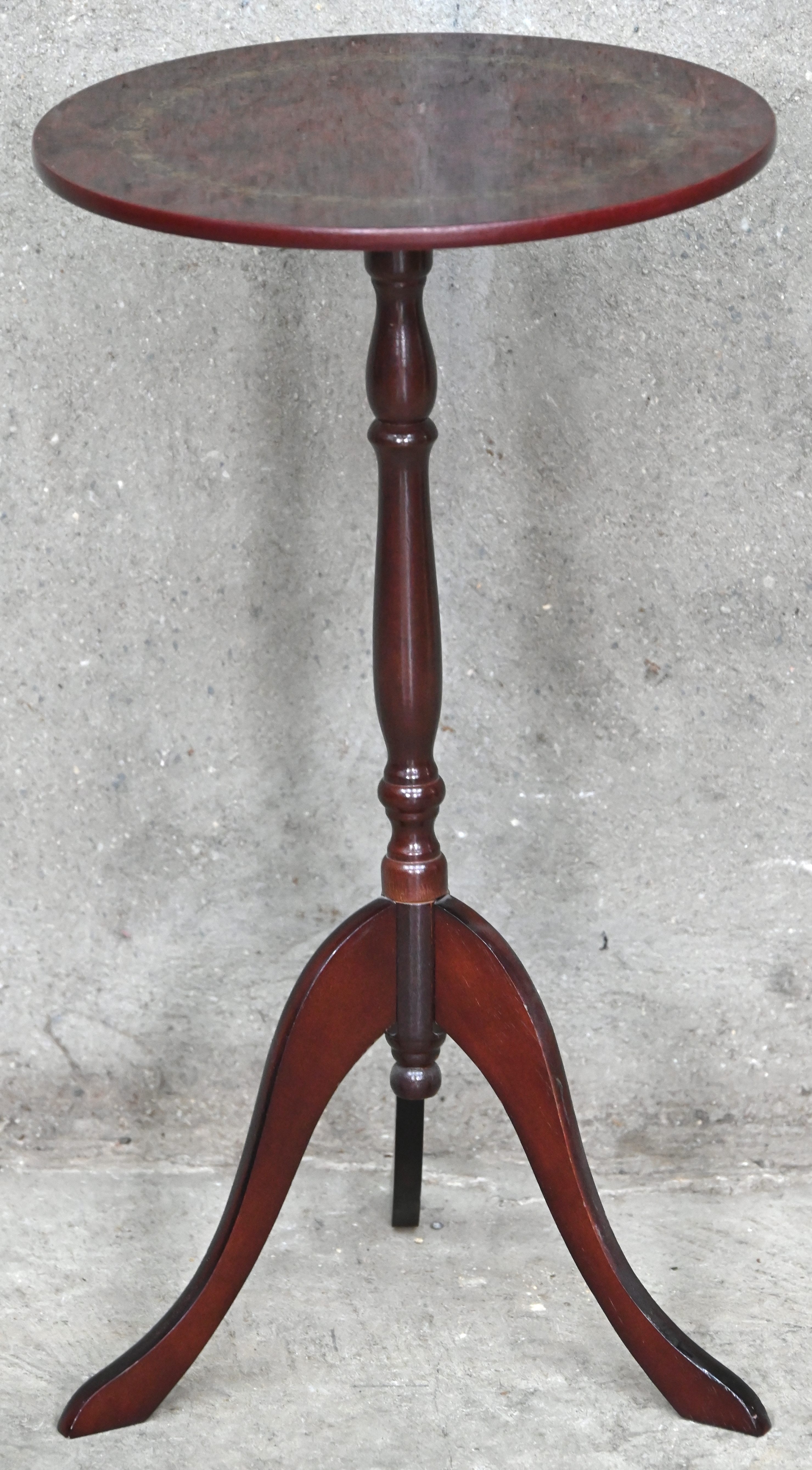 Een piedestal, hout en mdf Een piedestal, hout en mdf.