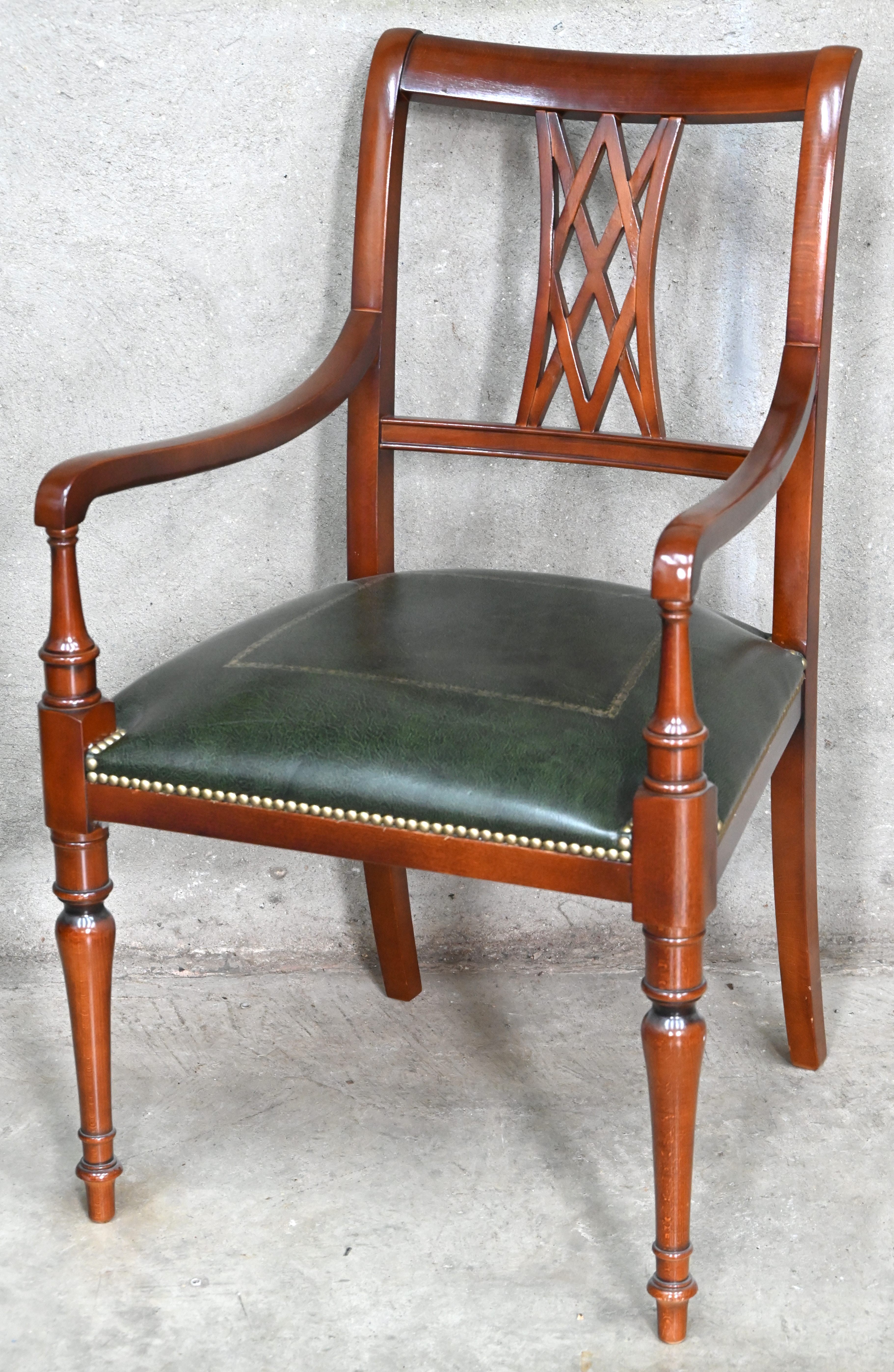Een houten armstoel met kunstlederen zitting in Engelse stijl Een houten armstoel met kunstlederen zitting in Engelse stijl.