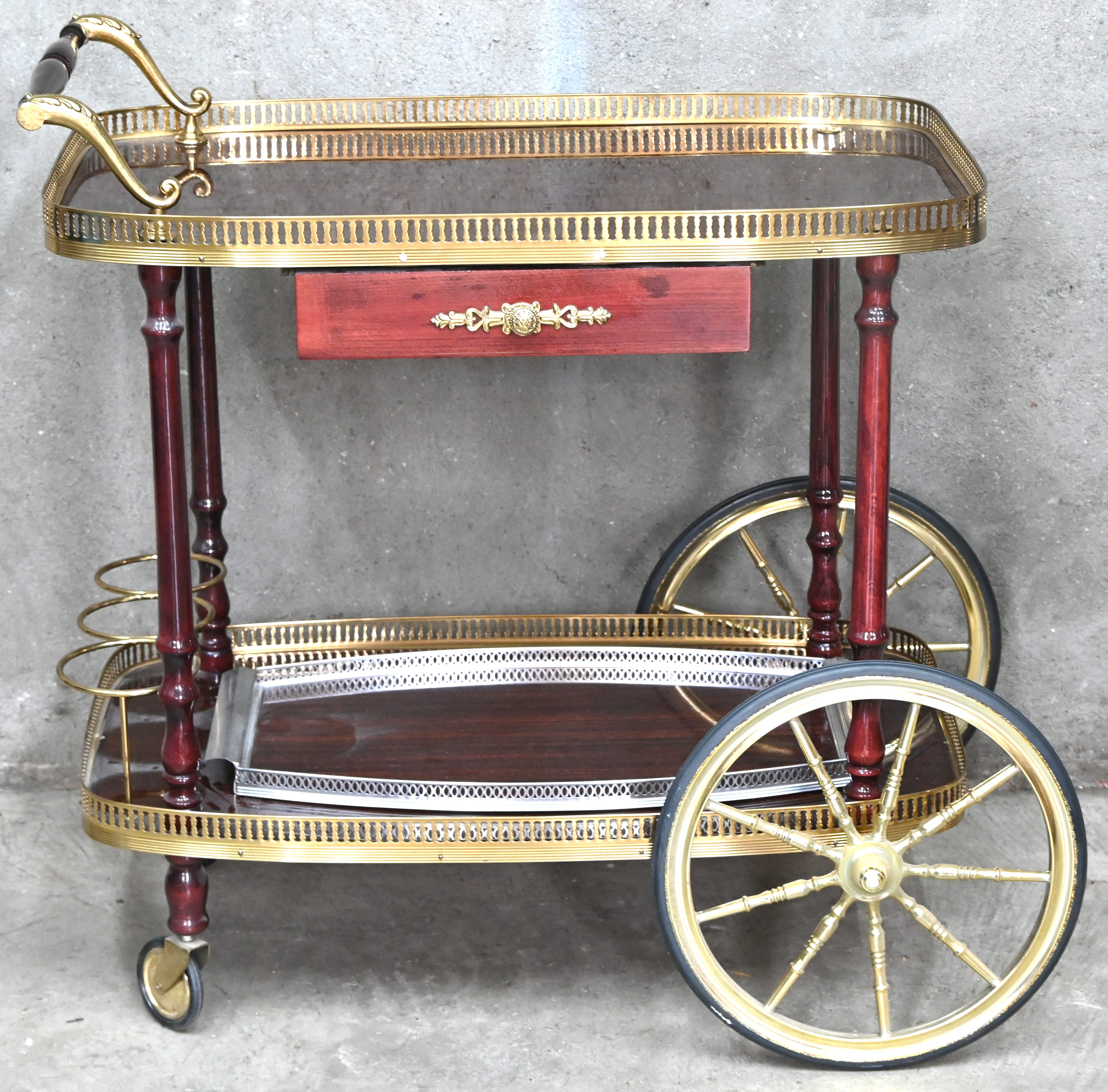 Een bar cart, messing en gefineerd hout Een bar cart, messing en gefineerd hout.