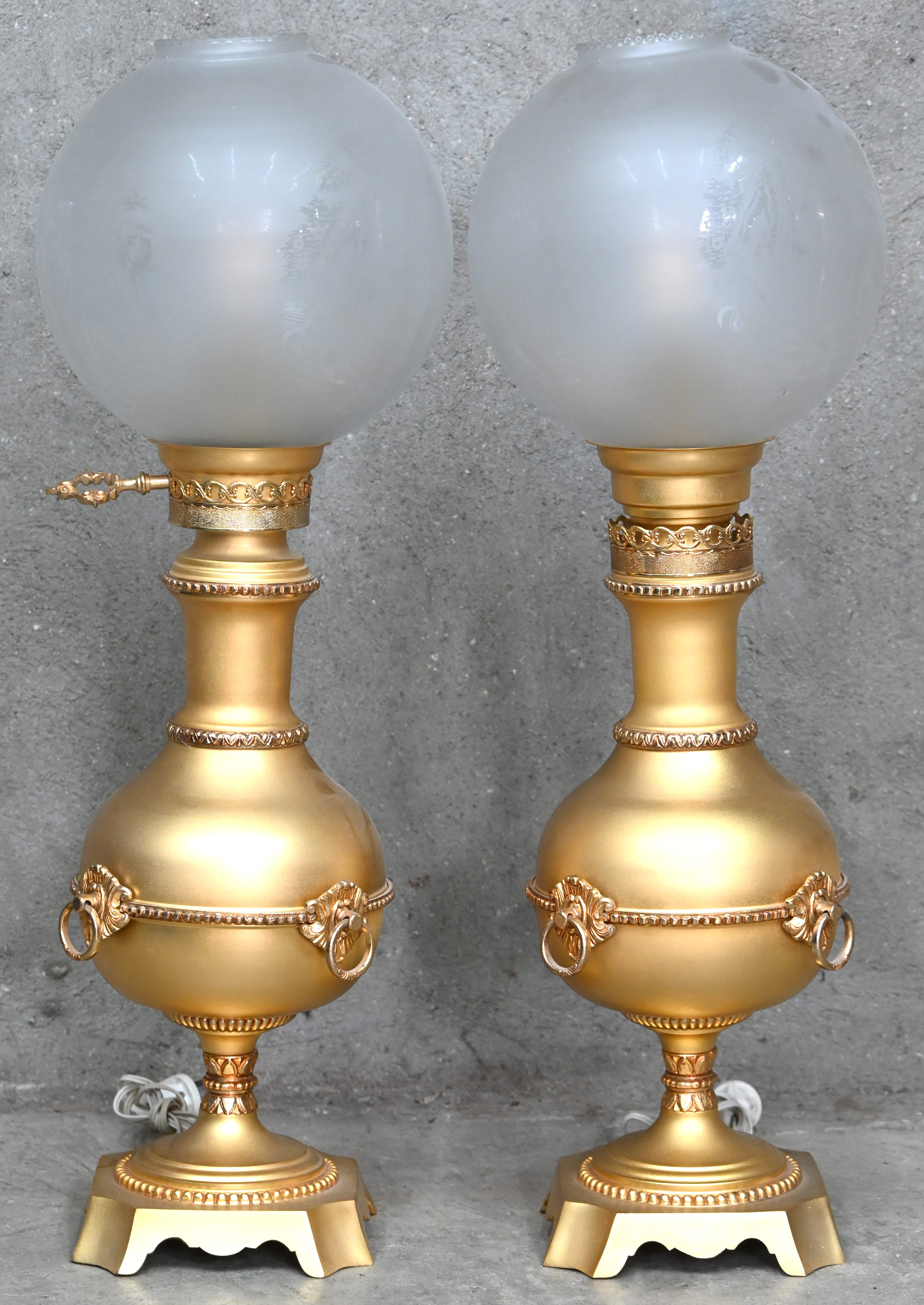 Een set tafellampen in Napoleon III stijl, goudkleurig metaal en glas Een set tafellampen in Napoleon III stijl, goudkleurig metaal en glas.