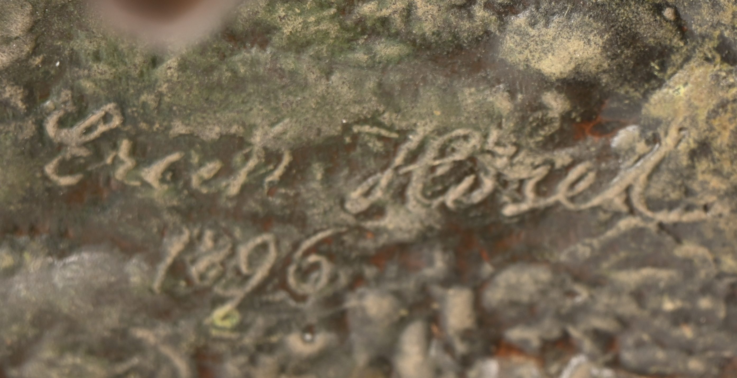 “Hunne zu Pferd”, een bronzen groep, draagt handtekening en het jaartal 1896 “Hunne zu Pferd”, een bronzen groep, draagt handtekening en het jaartal 1896.