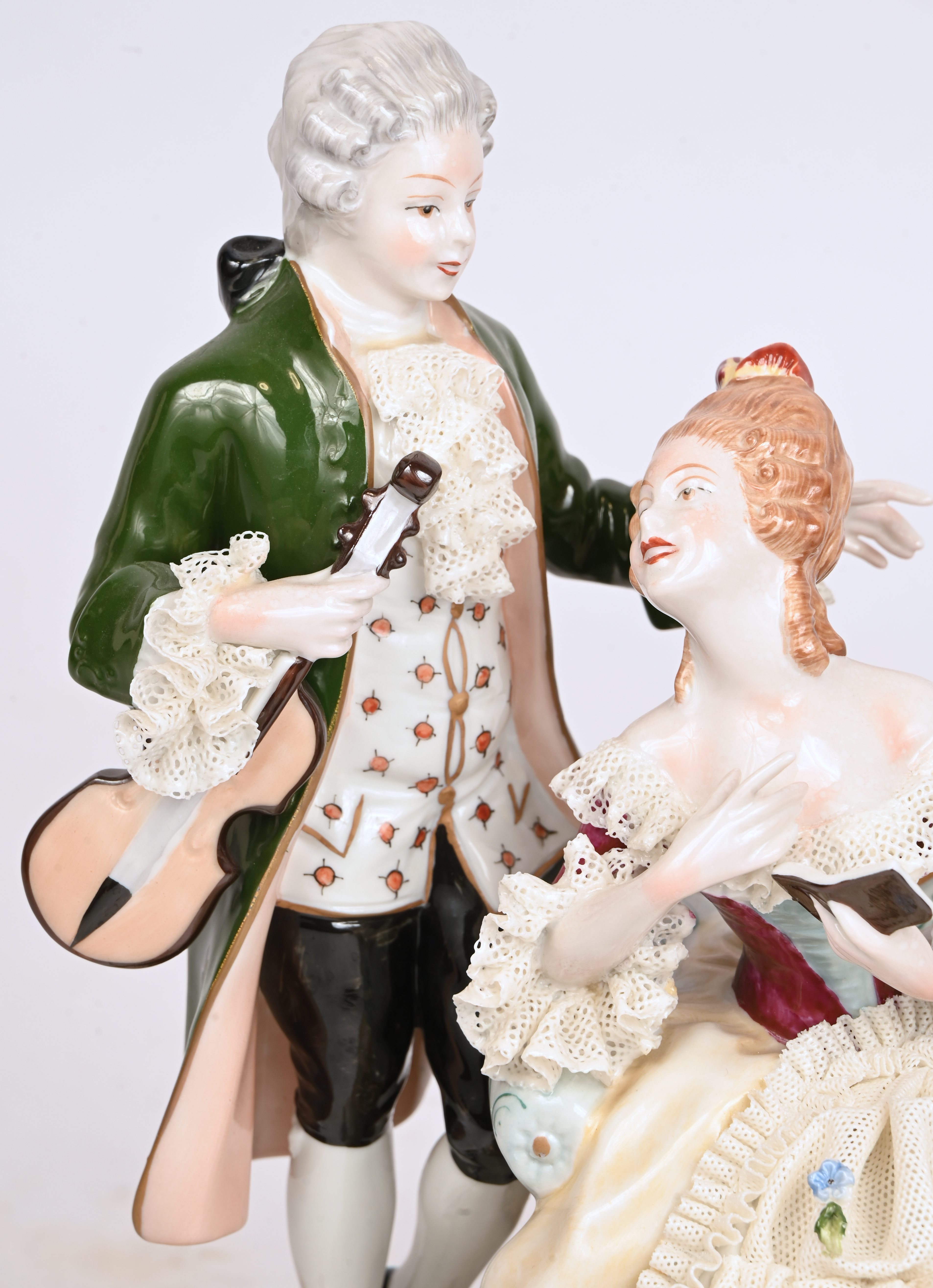 Een porseleinen groep met musicerend koppel, gemerkt Unter Weiss Bach Een porseleinen groep met musicerend koppel, gemerkt Unter Weiss Bach.