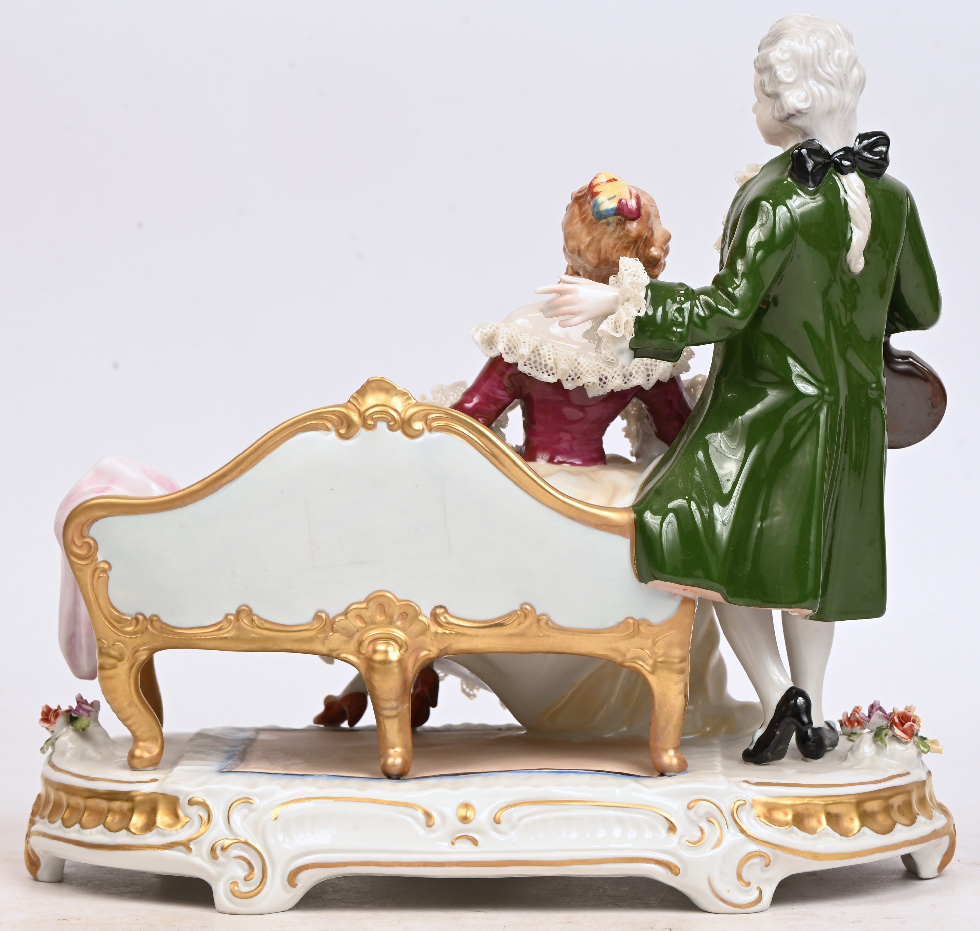 Een porseleinen groep met musicerend koppel, gemerkt Unter Weiss Bach Een porseleinen groep met musicerend koppel, gemerkt Unter Weiss Bach.