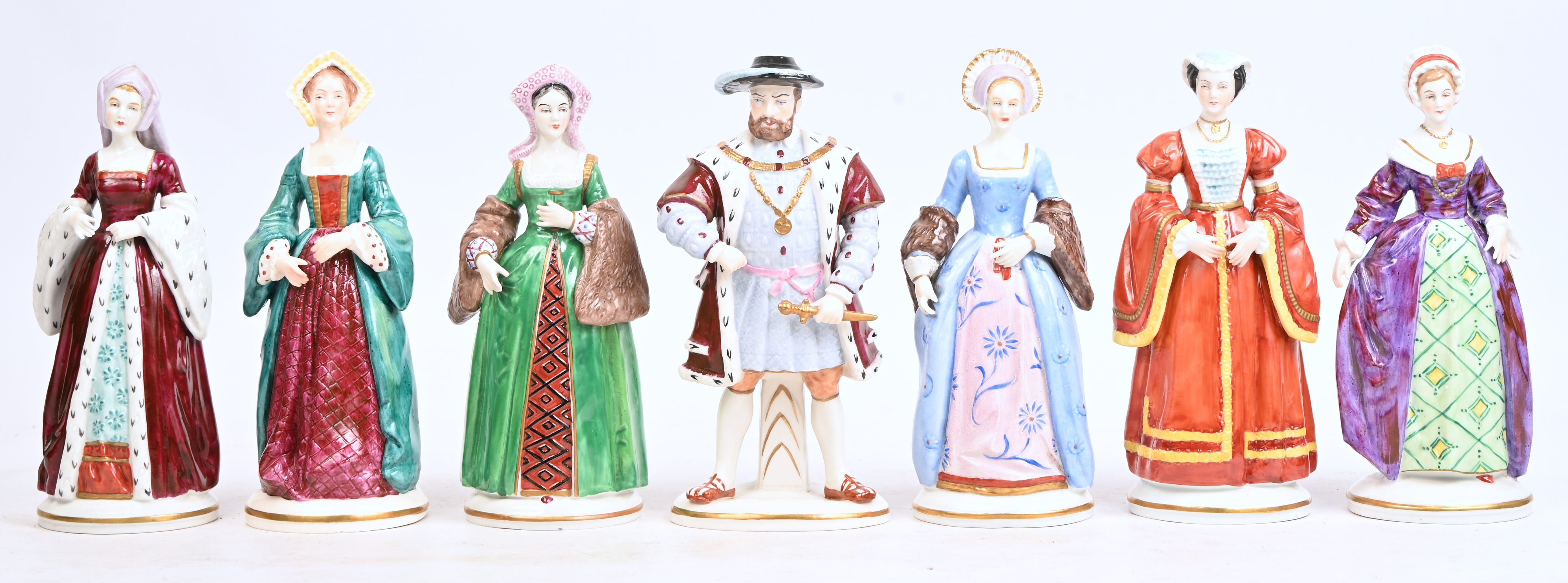“Henry VIII en zijn 6 vrouwen”, 7 porseleinen beeldjes gemerkt Sitzendorf “Henry VIII en zijn 6 vrouwen”, 7 porseleinen beeldjes gemerkt Sitzendorf.