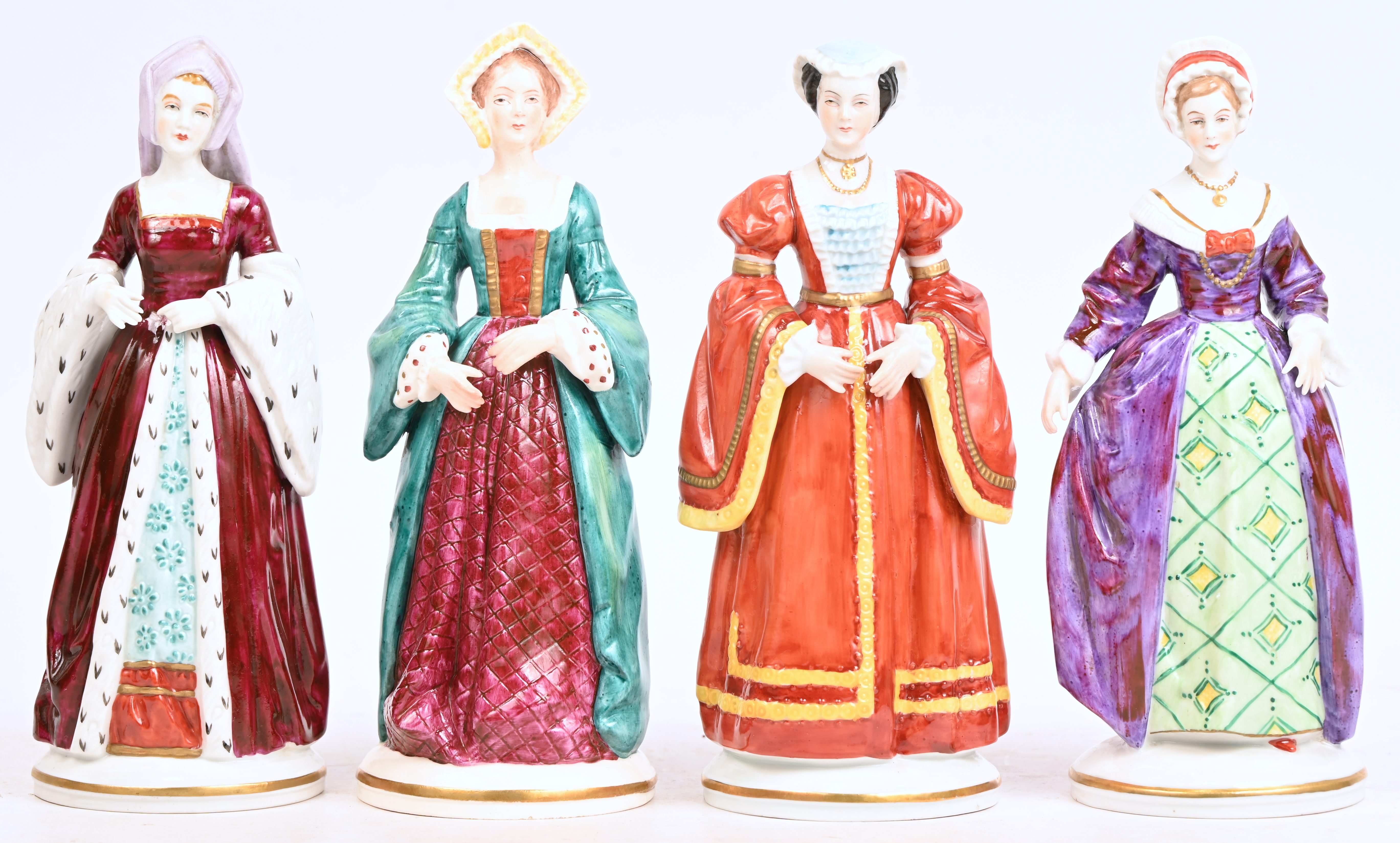 “Henry VIII en zijn 6 vrouwen”, 7 porseleinen beeldjes gemerkt Sitzendorf “Henry VIII en zijn 6 vrouwen”, 7 porseleinen beeldjes gemerkt Sitzendorf.