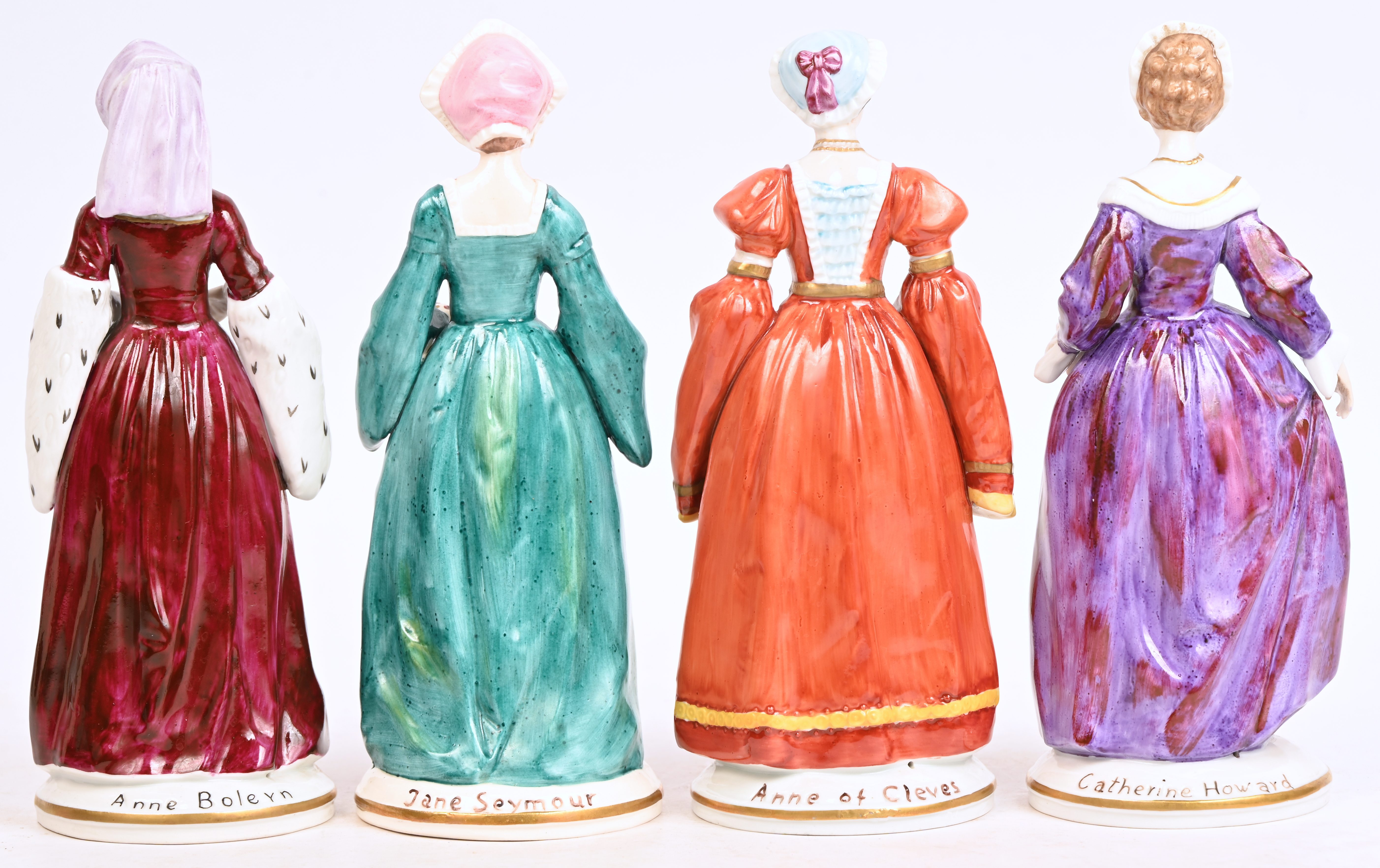 “Henry VIII en zijn 6 vrouwen”, 7 porseleinen beeldjes gemerkt Sitzendorf “Henry VIII en zijn 6 vrouwen”, 7 porseleinen beeldjes gemerkt Sitzendorf.
