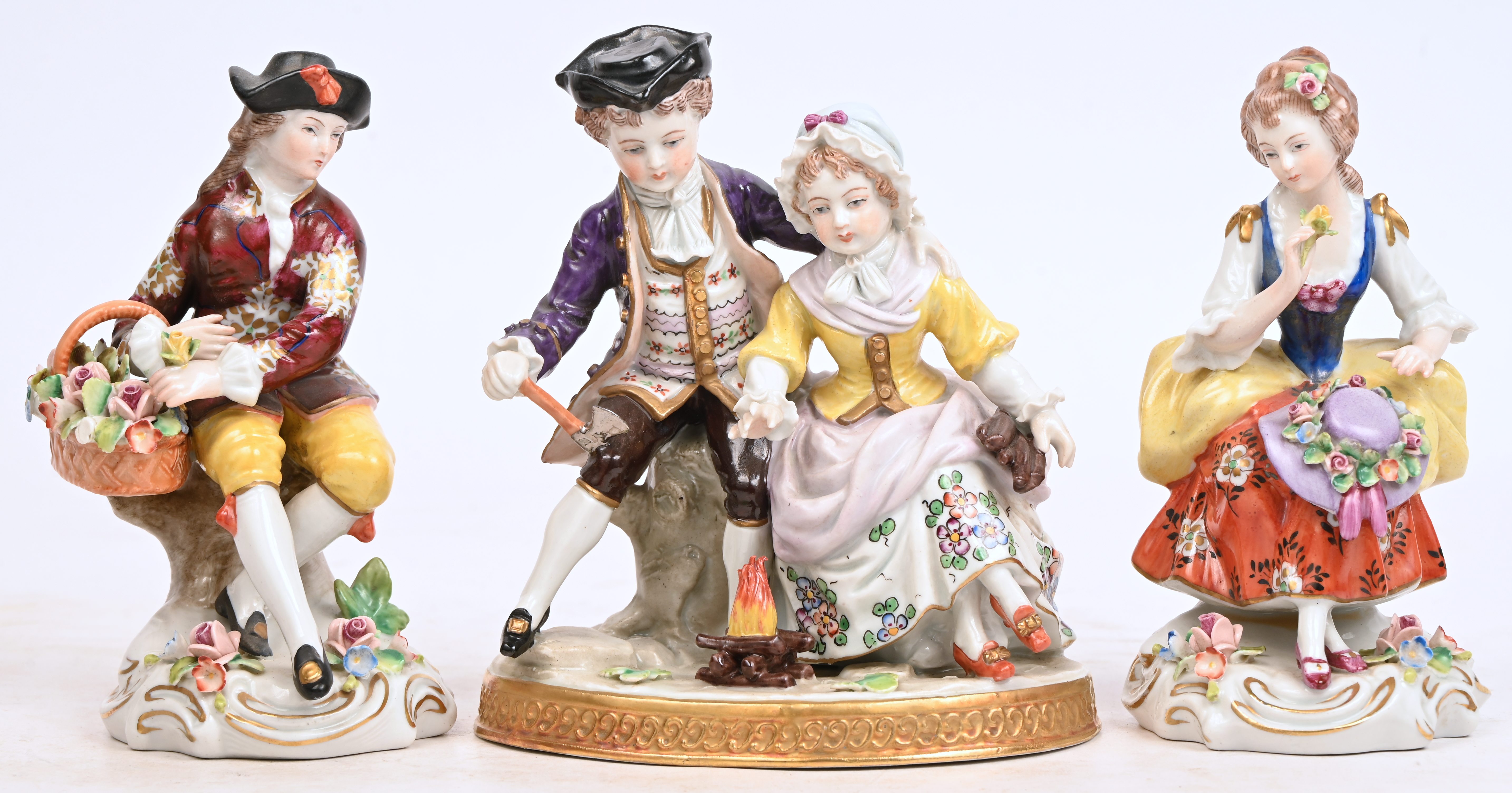 Een groep en 2 beeldjes in porselein, gemerkt Sitzendorf Een groep en 2 beeldjes in porselein, gemerkt Sitzendorf.