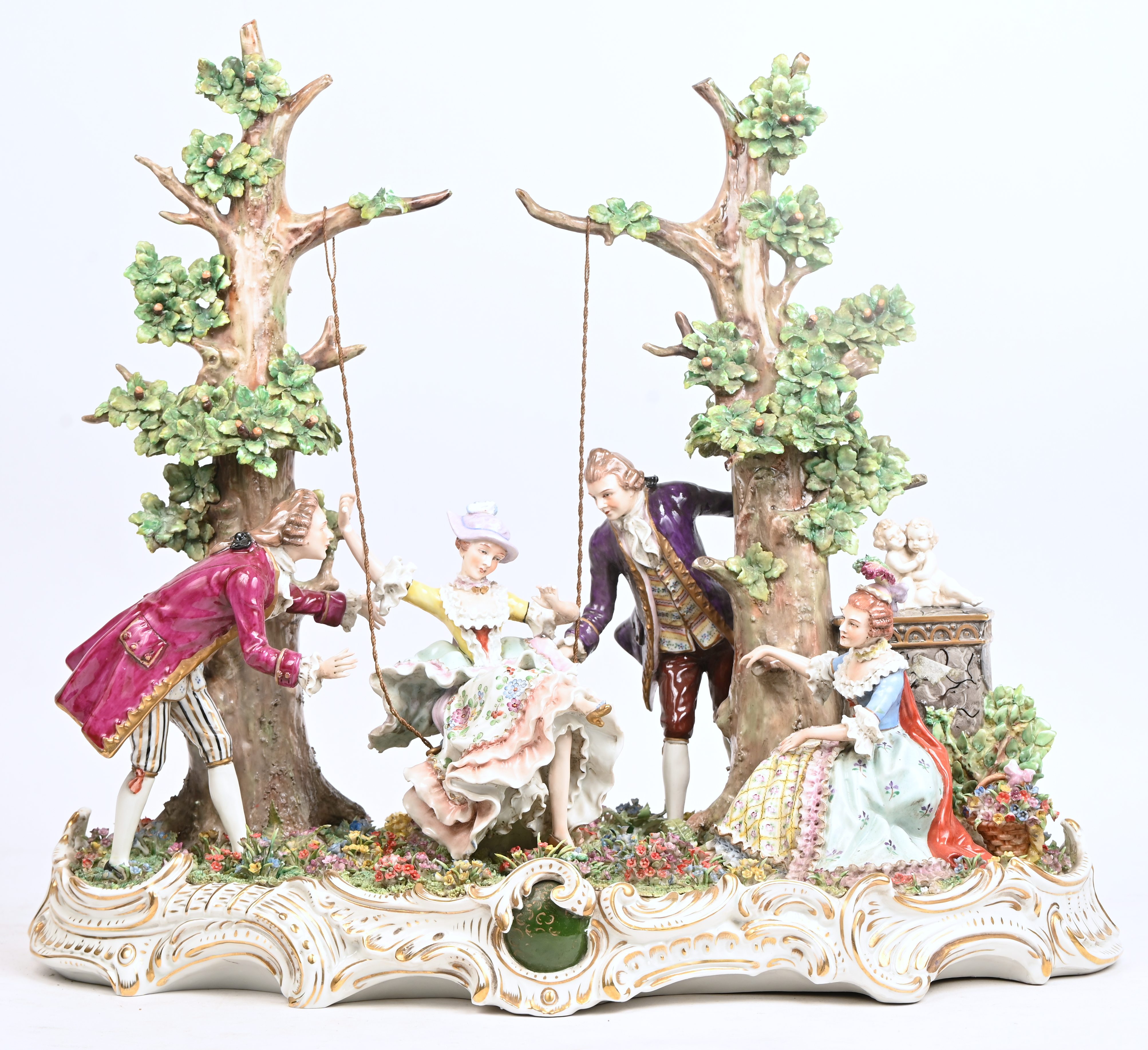Een grote porseleinen groep met romantische voorstelling, gemerkt Capodimonte. Enkele herstellingen/vingers manco Een grote porseleinen groep met romantische voorstelling, gemerkt Capodimonte. Enkele herstellingen/vingers manco.