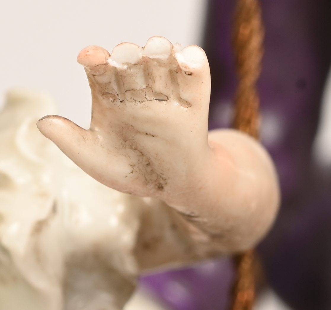 Een grote porseleinen groep met romantische voorstelling, gemerkt Capodimonte. Enkele herstellingen/vingers manco Een grote porseleinen groep met romantische voorstelling, gemerkt Capodimonte. Enkele herstellingen/vingers manco.