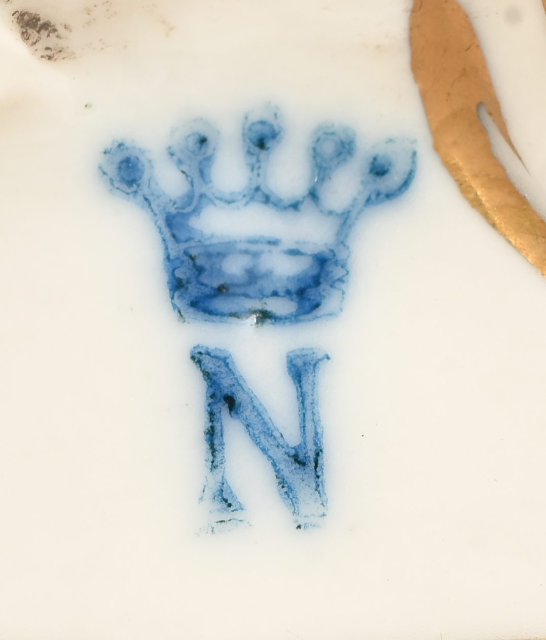 Een grote porseleinen groep met romantische voorstelling, gemerkt Capodimonte. Enkele herstellingen/vingers manco Een grote porseleinen groep met romantische voorstelling, gemerkt Capodimonte. Enkele herstellingen/vingers manco.