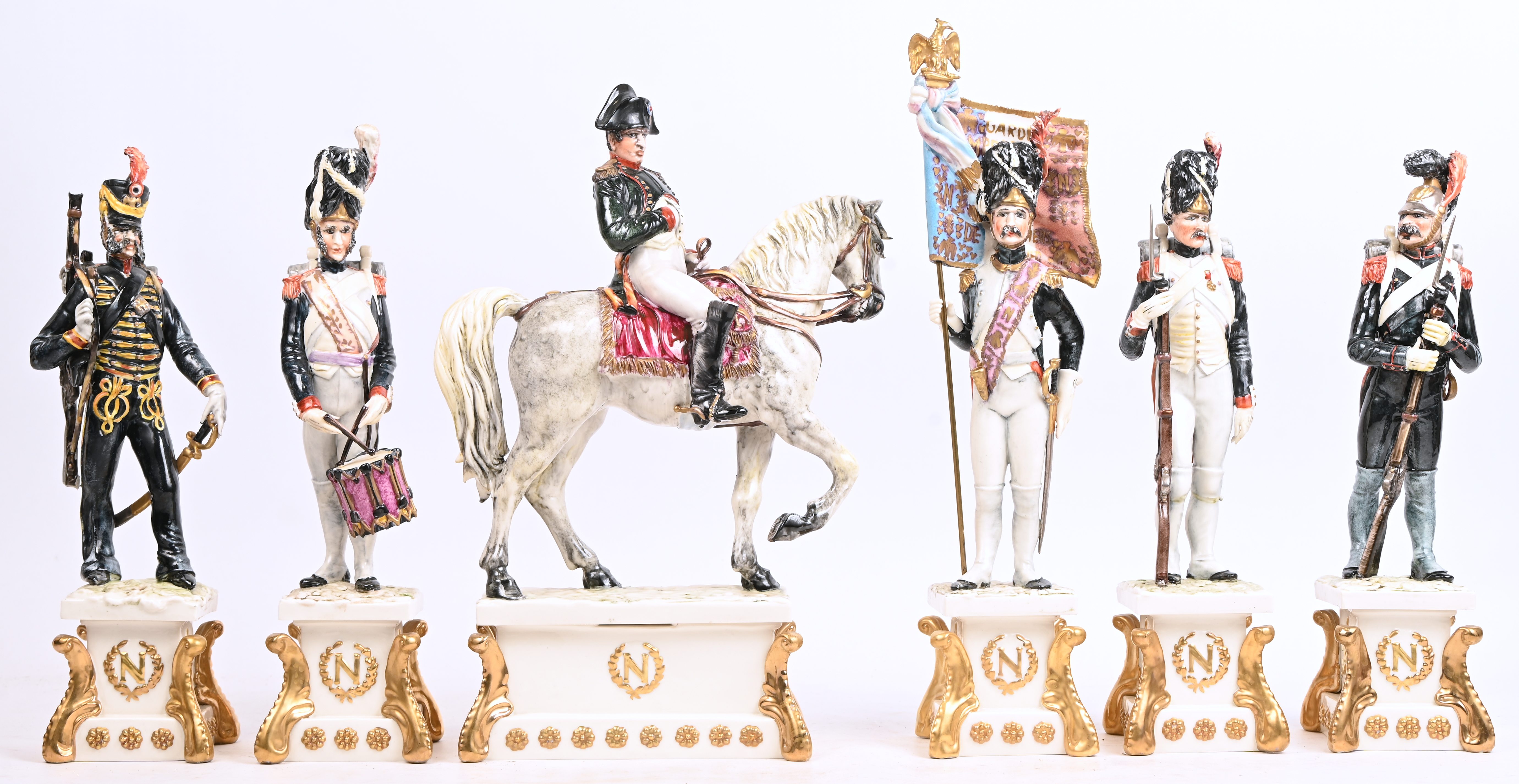 Napoleon te paard en 5 soldaten, 6 porseleinen beelden, gemerkt S. Righetto. 2 met schade Napoleon te paard en 5 soldaten, 6 porseleinen beelden, gemerkt S. Righetto. 2 met schade.