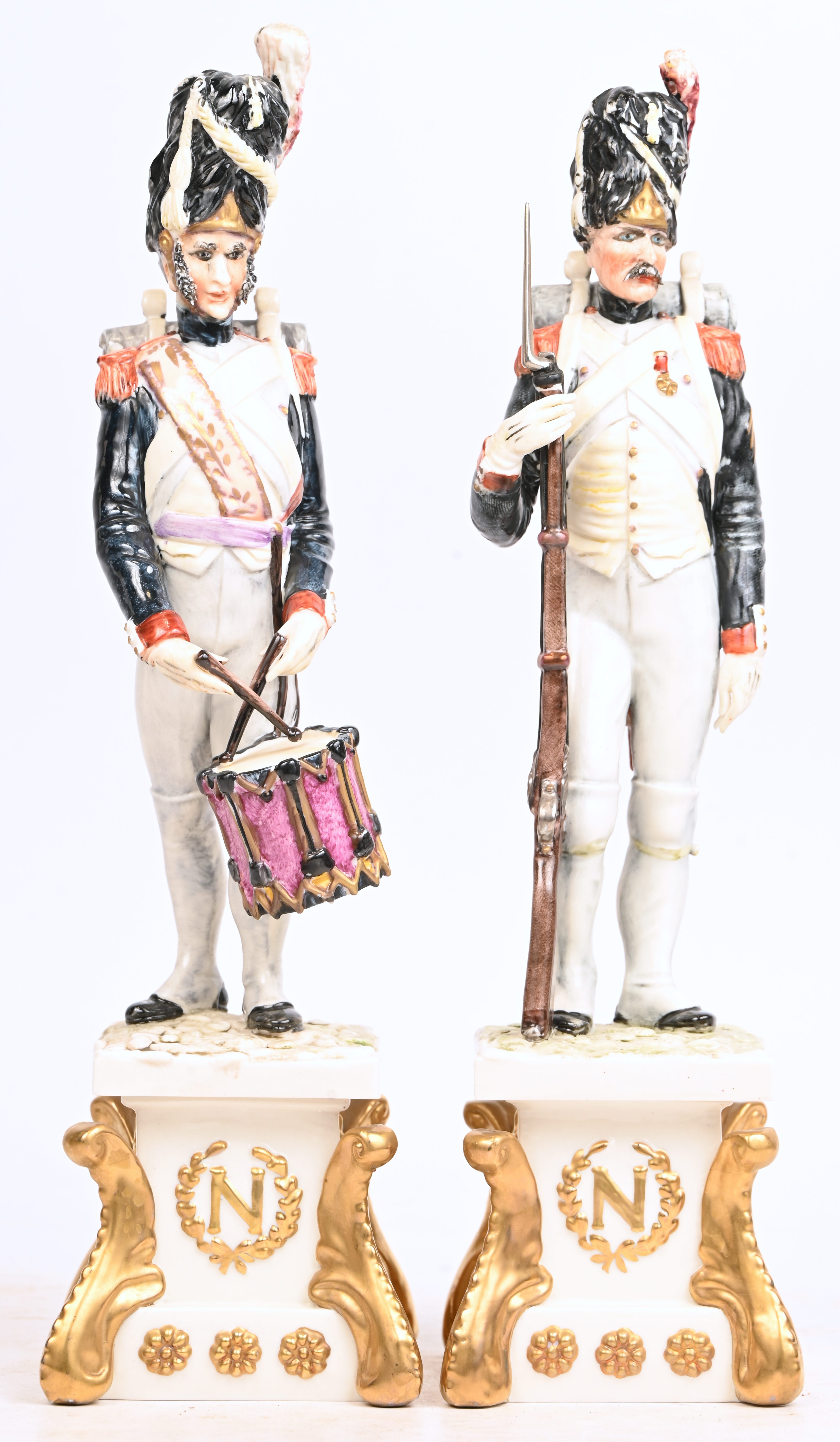 Napoleon te paard en 5 soldaten, 6 porseleinen beelden, gemerkt S. Righetto. 2 met schade Napoleon te paard en 5 soldaten, 6 porseleinen beelden, gemerkt S. Righetto. 2 met schade.