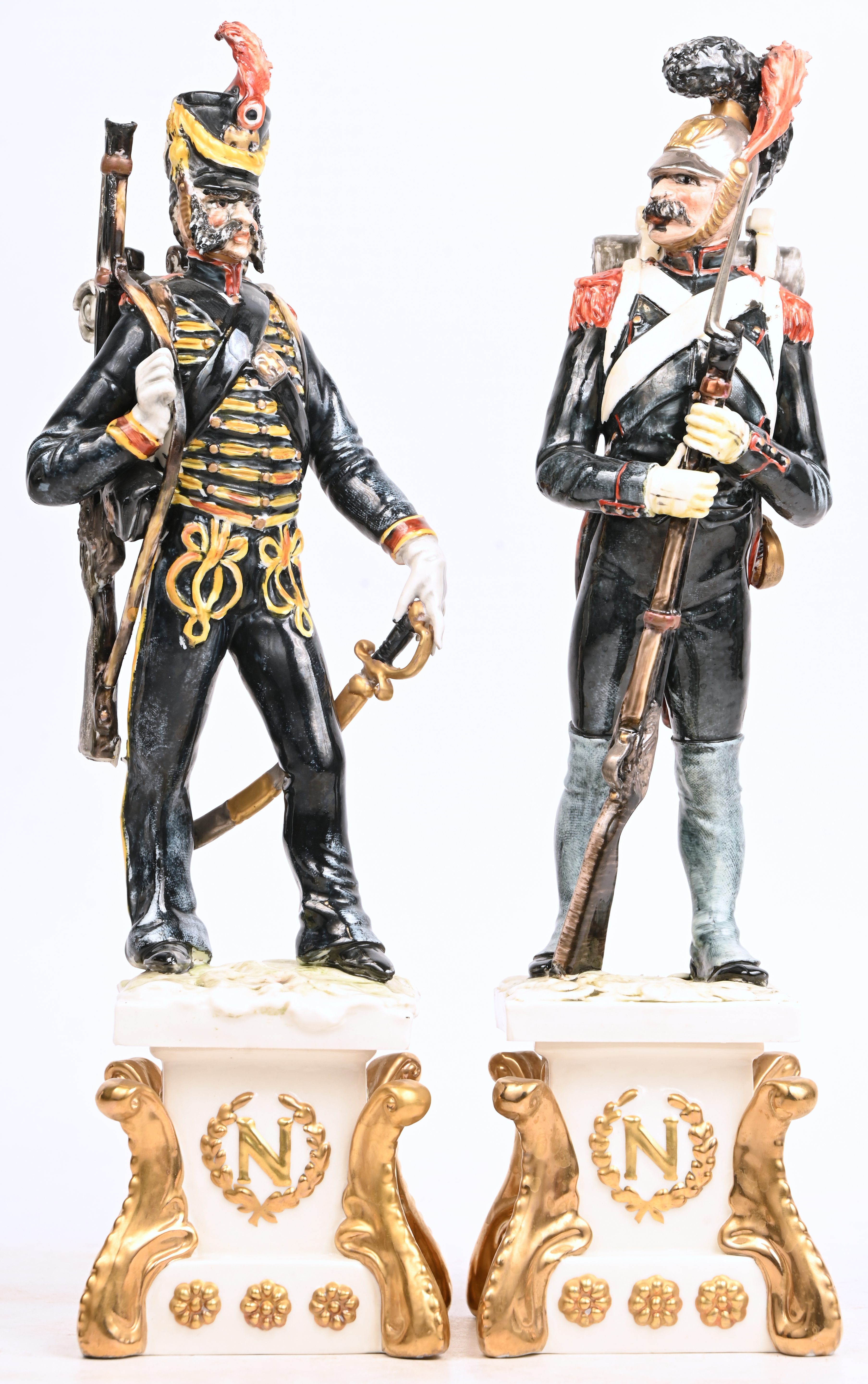 Napoleon te paard en 5 soldaten, 6 porseleinen beelden, gemerkt S. Righetto. 2 met schade Napoleon te paard en 5 soldaten, 6 porseleinen beelden, gemerkt S. Righetto. 2 met schade.