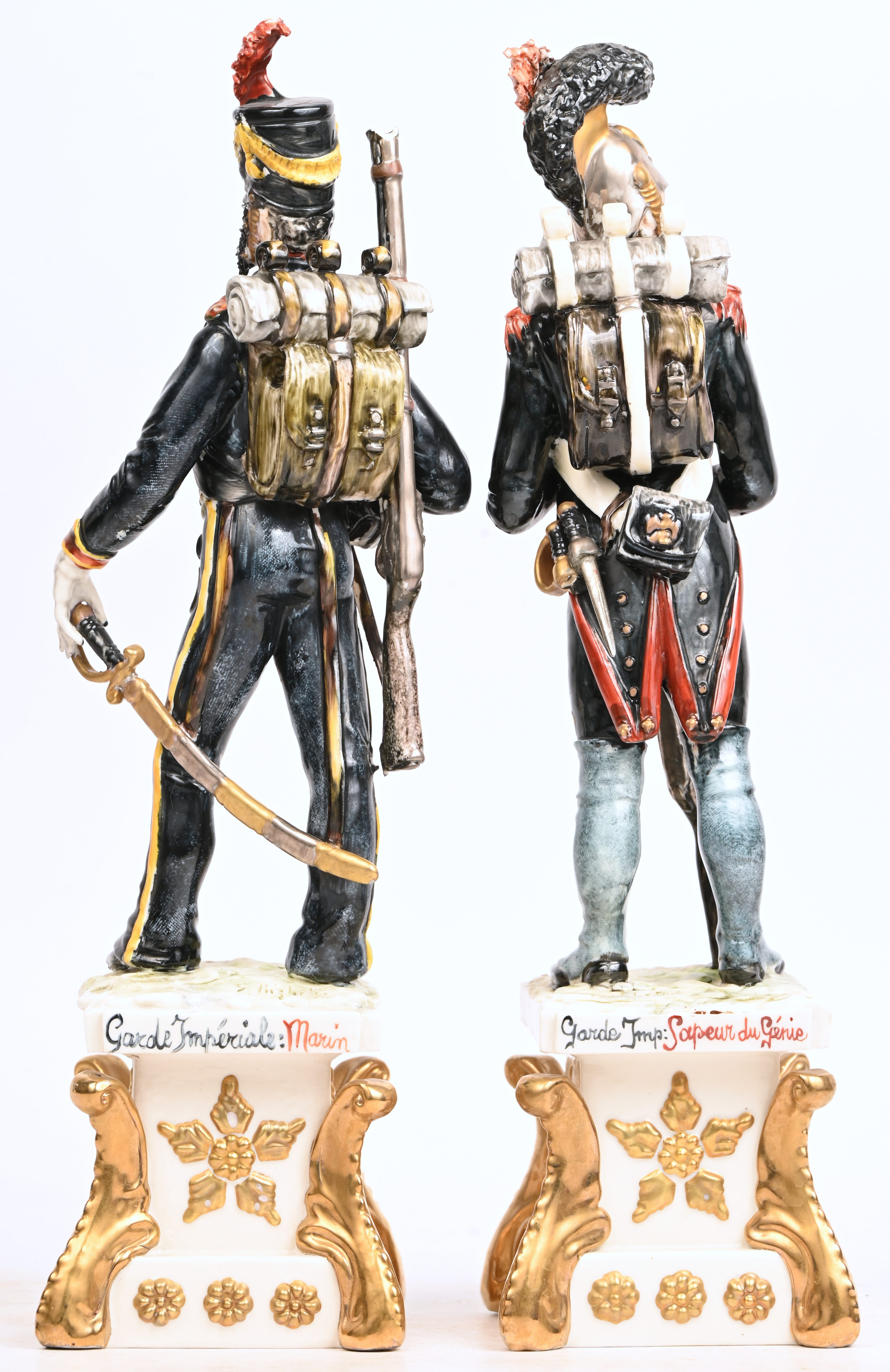 Napoleon te paard en 5 soldaten, 6 porseleinen beelden, gemerkt S. Righetto. 2 met schade Napoleon te paard en 5 soldaten, 6 porseleinen beelden, gemerkt S. Righetto. 2 met schade.