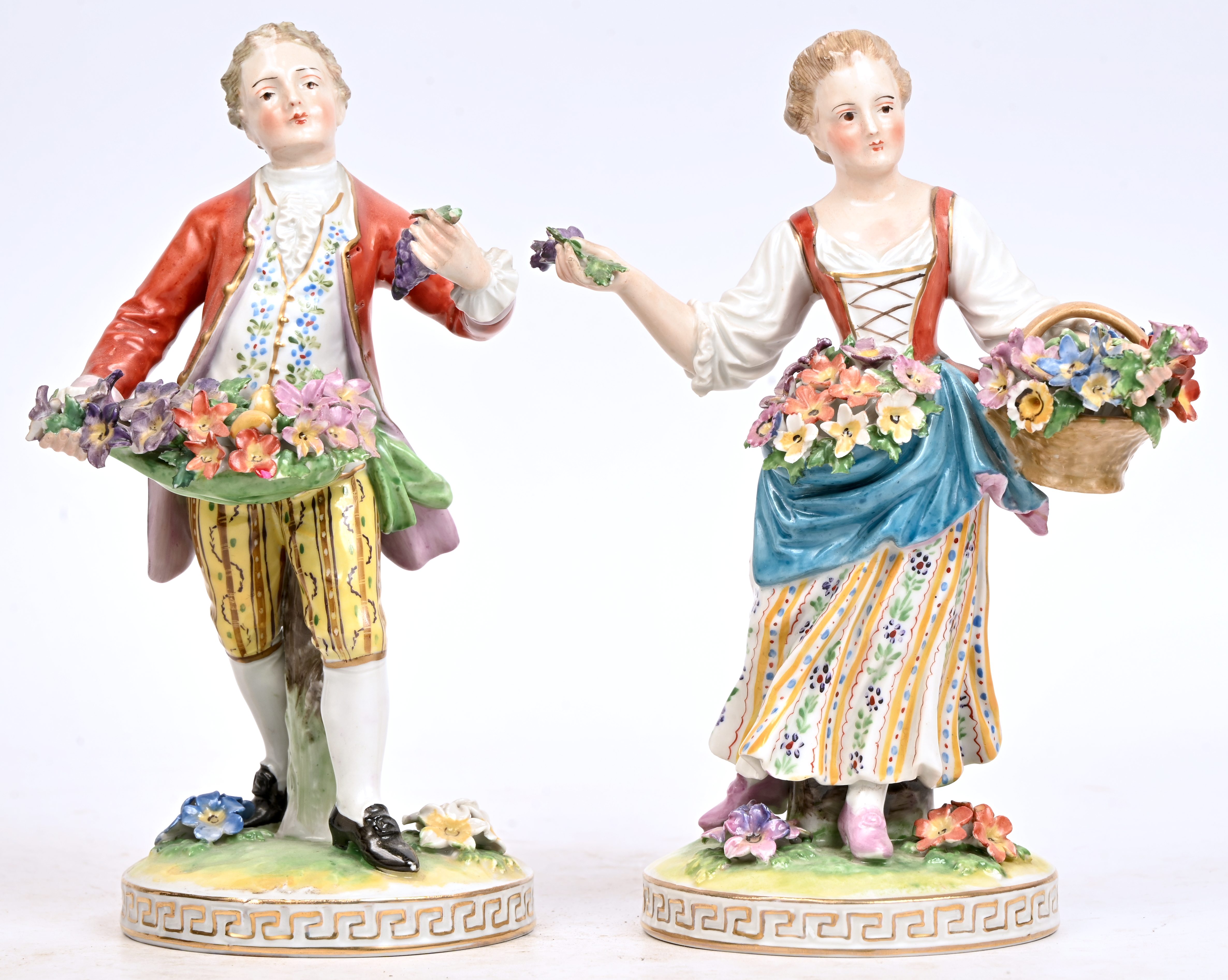 “Bloemenkoppel”, twee porseleinen beeldjes, gemerkt Dresden “Bloemenkoppel”, twee porseleinen beeldjes, gemerkt Dresden.