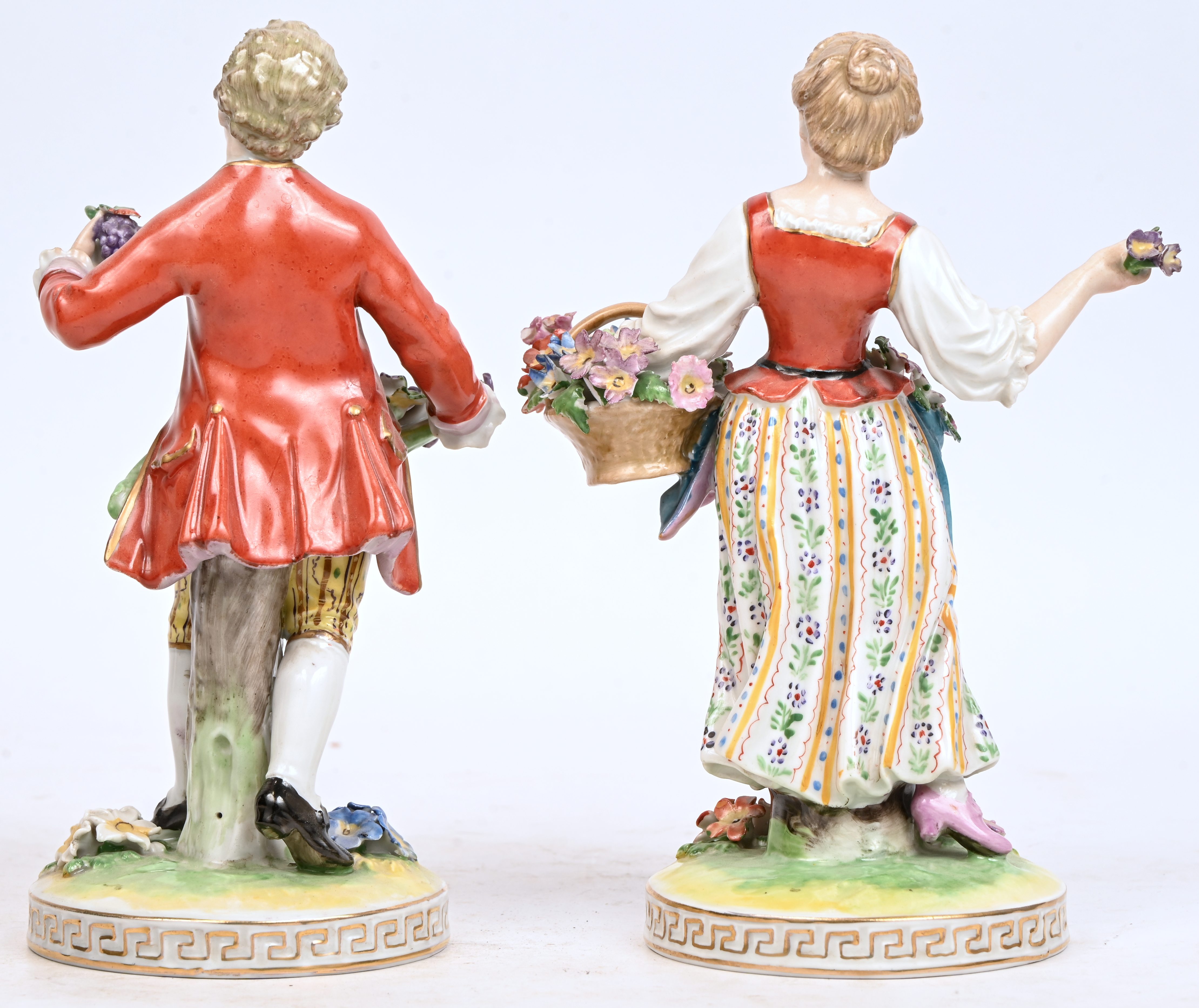 “Bloemenkoppel”, twee porseleinen beeldjes, gemerkt Dresden “Bloemenkoppel”, twee porseleinen beeldjes, gemerkt Dresden.