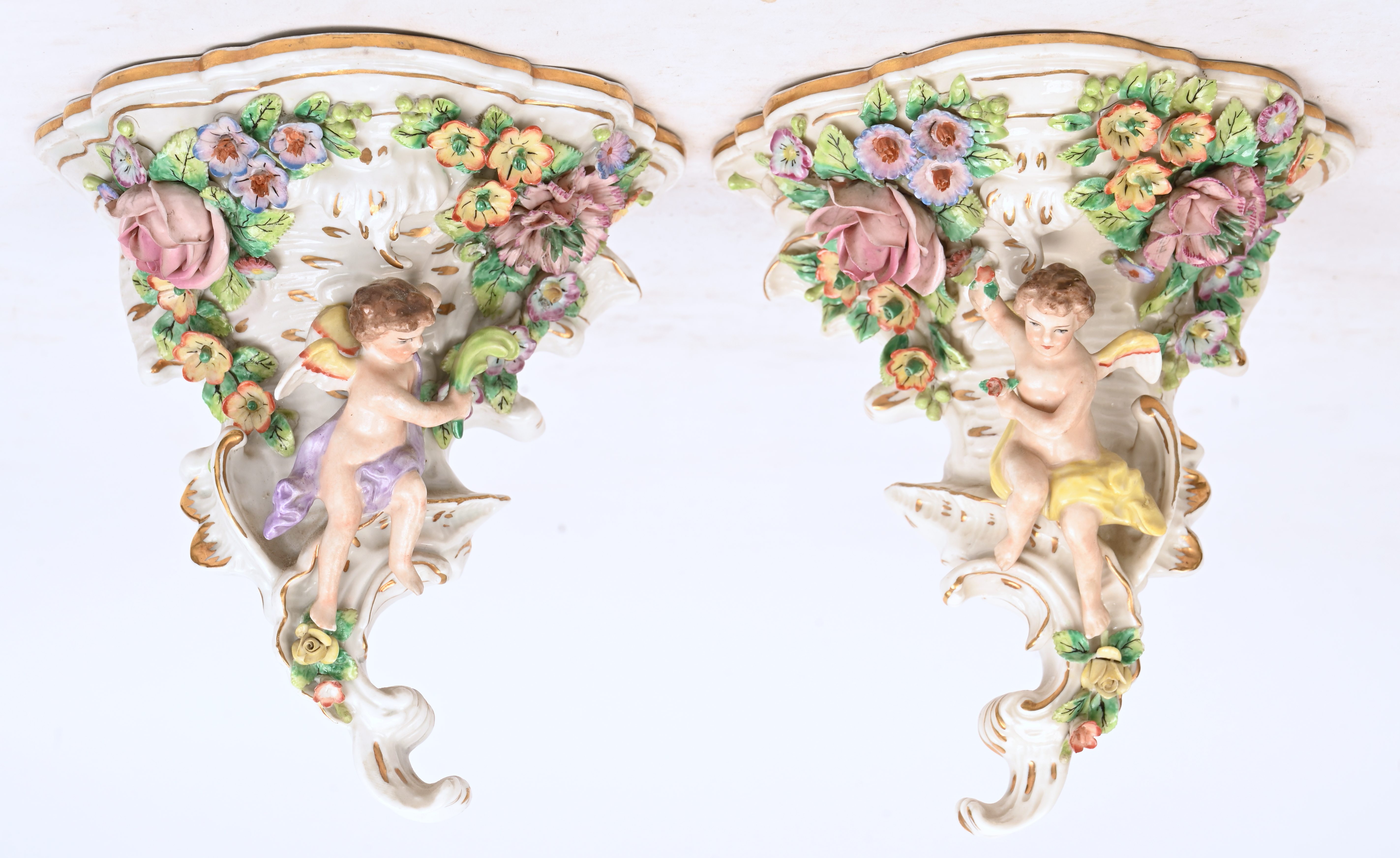Twee porseleinen muurconsoles met engelen en bloemen. Gemerkt Sitzendorf Twee porseleinen muurconsoles met engelen en bloemen. Gemerkt Sitzendorf.