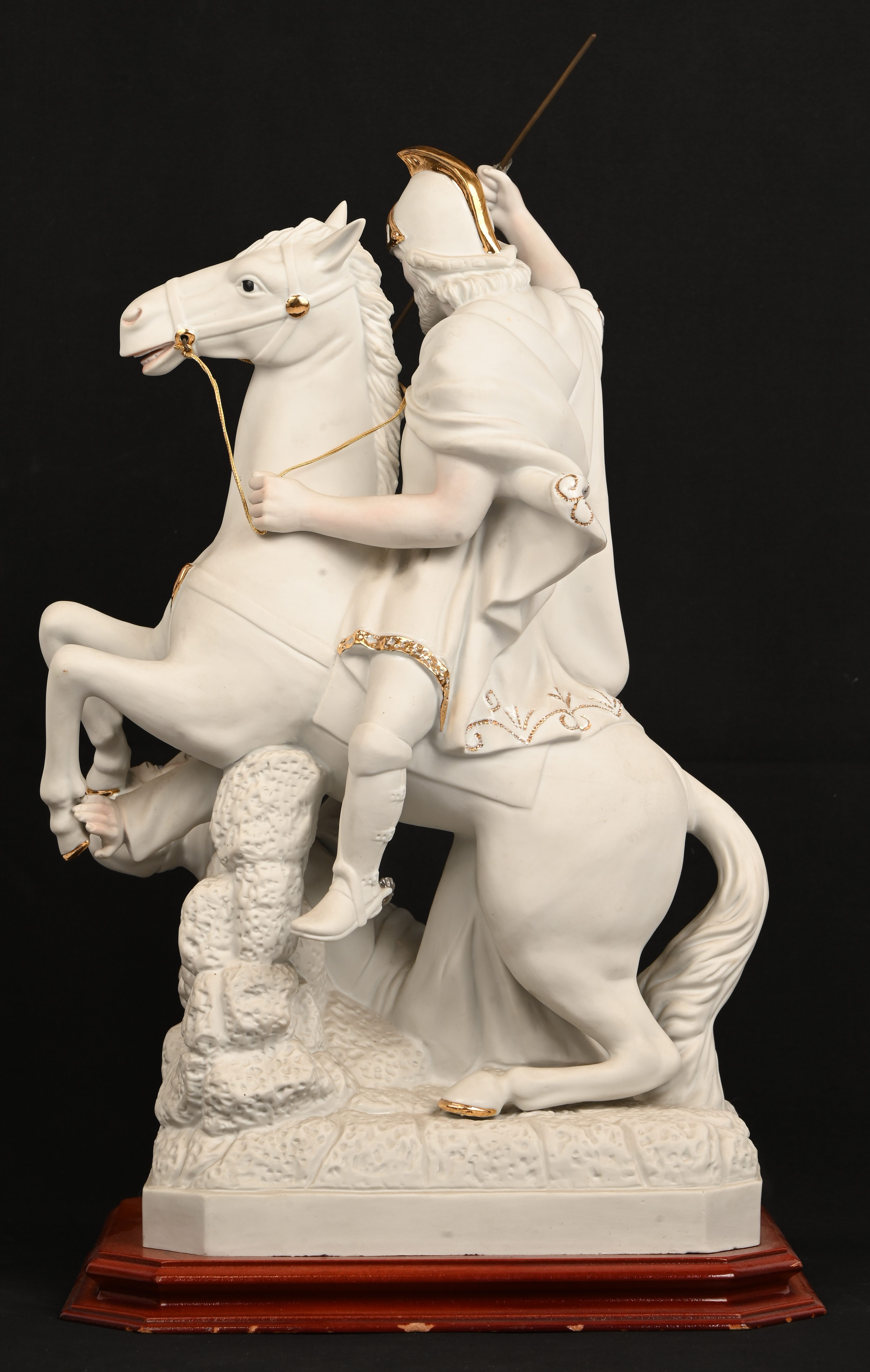 “Strijdende kruisvaarder te paard”, een biscuit groep, gemerkt porcelanas NECA, made in Portugal “Strijdende kruisvaarder te paard”, een biscuit groep, gemerkt porcelanas NECA, made in Portugal.