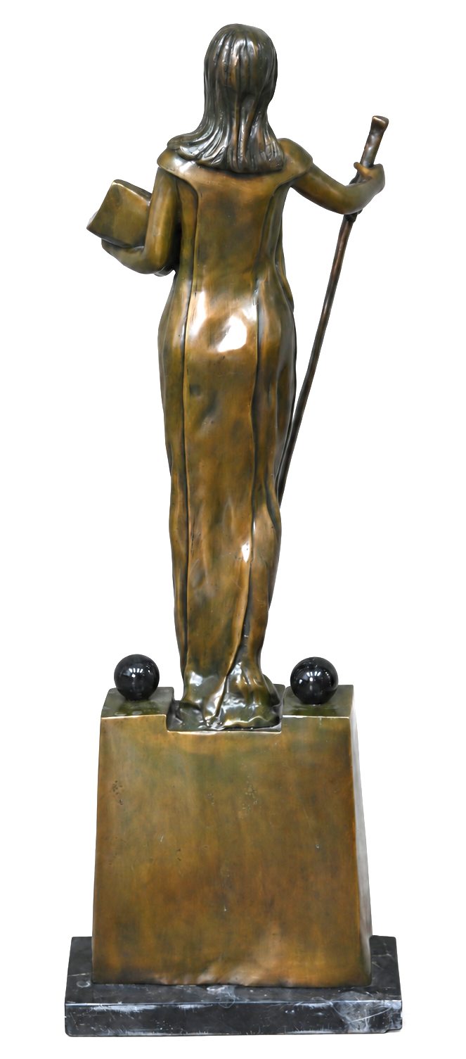 ‘Vrouwenfiguur met zwaard en boek’, allegorie op vrouwe justitia. Een beeld van gepatineerd brons, in de stijl van Paul Ludwig Kowalczewski. Op een zwarte marmeren basis. Niet gesigneerd ‘Vrouwenfiguur met zwaard en boek’, allegorie op vrouwe justitia. Een beeld van gepatineerd brons, in de stijl van Paul Ludwig Kowalczewski. Op een zwarte marmeren basis. Niet gesigneerd.