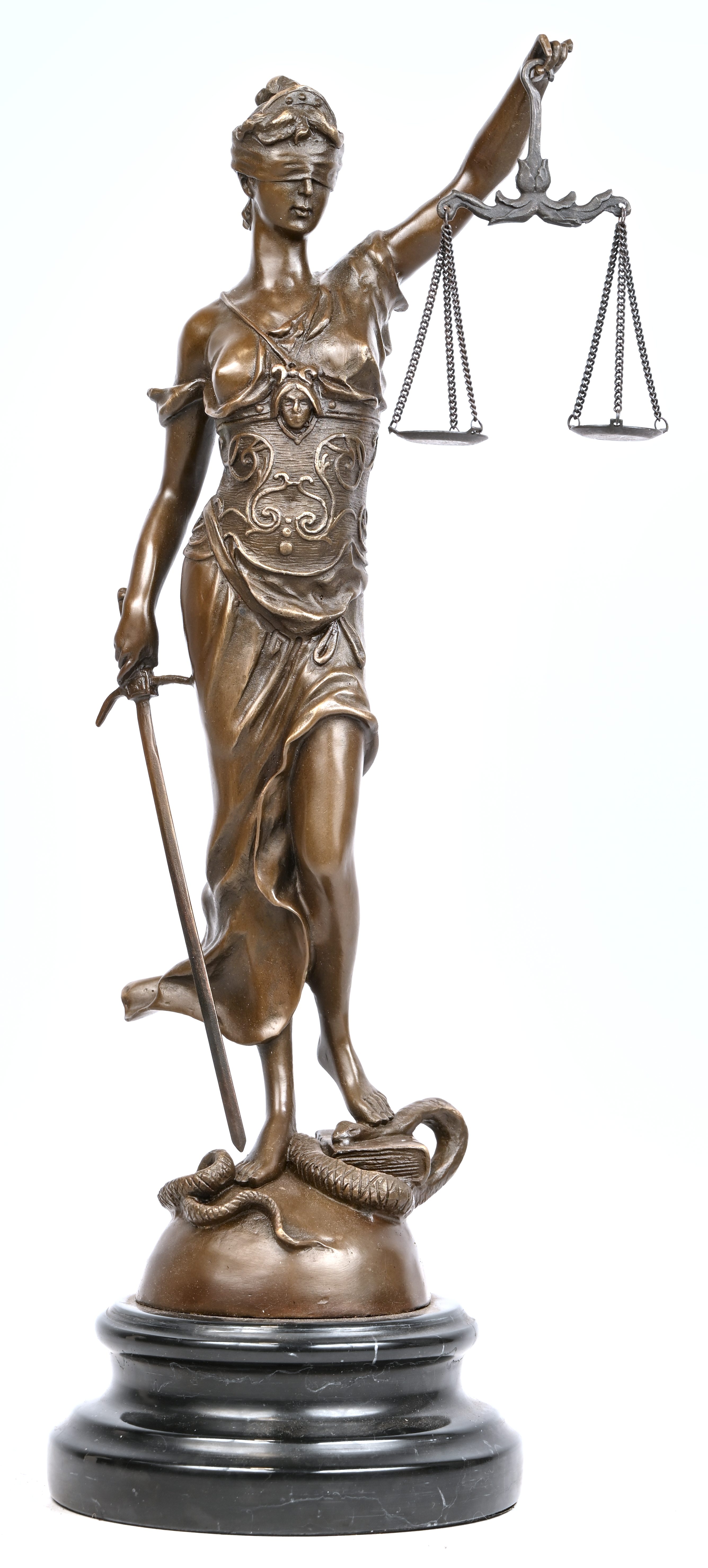 “Vrouwe Justitia”. Een bronzen beeld op marmeren voet naar een werk van Alois Mayer “Vrouwe Justitia”. Een bronzen beeld op marmeren voet naar een werk van Alois Mayer.