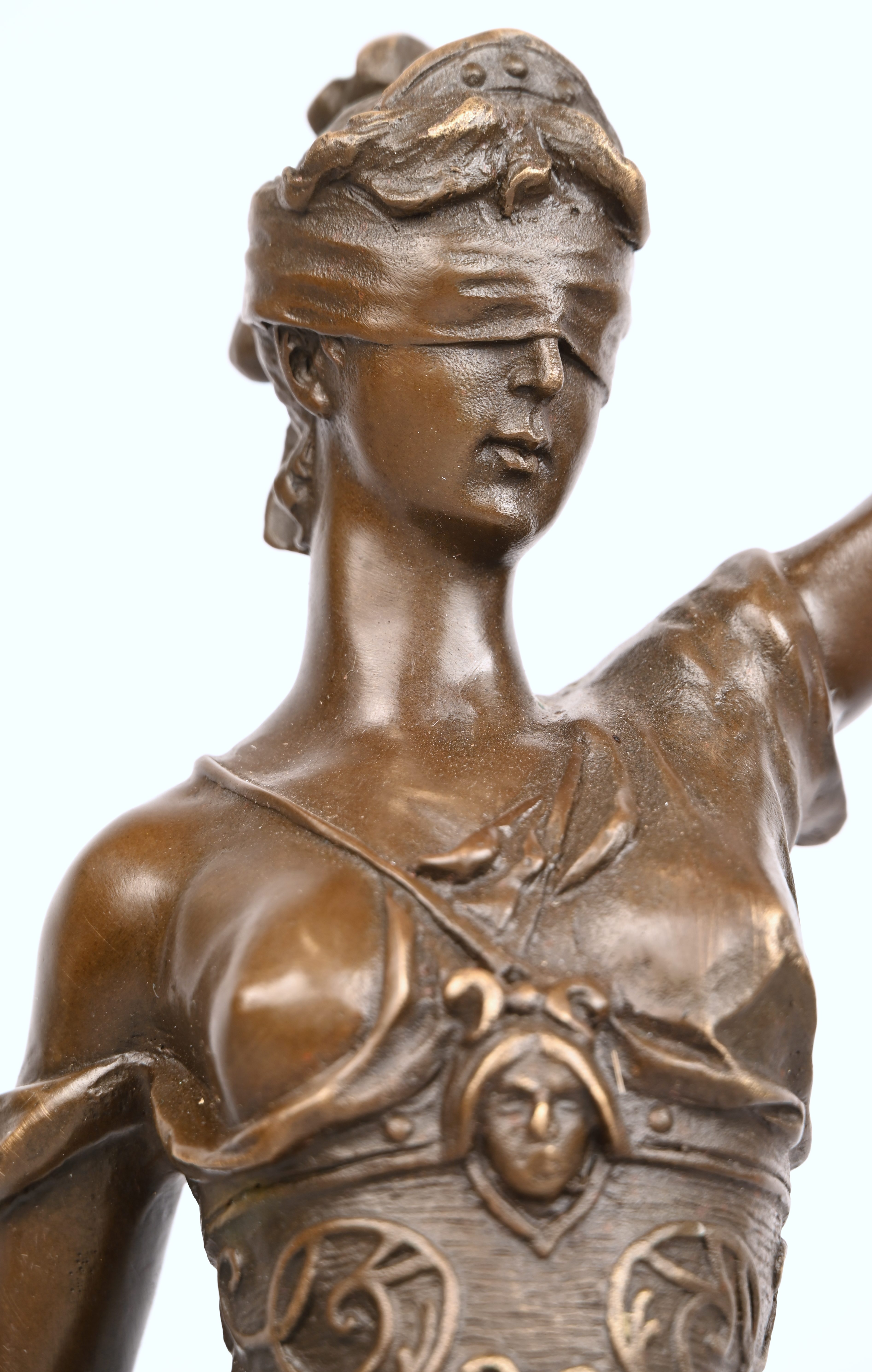 “Vrouwe Justitia”. Een bronzen beeld op marmeren voet naar een werk van Alois Mayer “Vrouwe Justitia”. Een bronzen beeld op marmeren voet naar een werk van Alois Mayer.