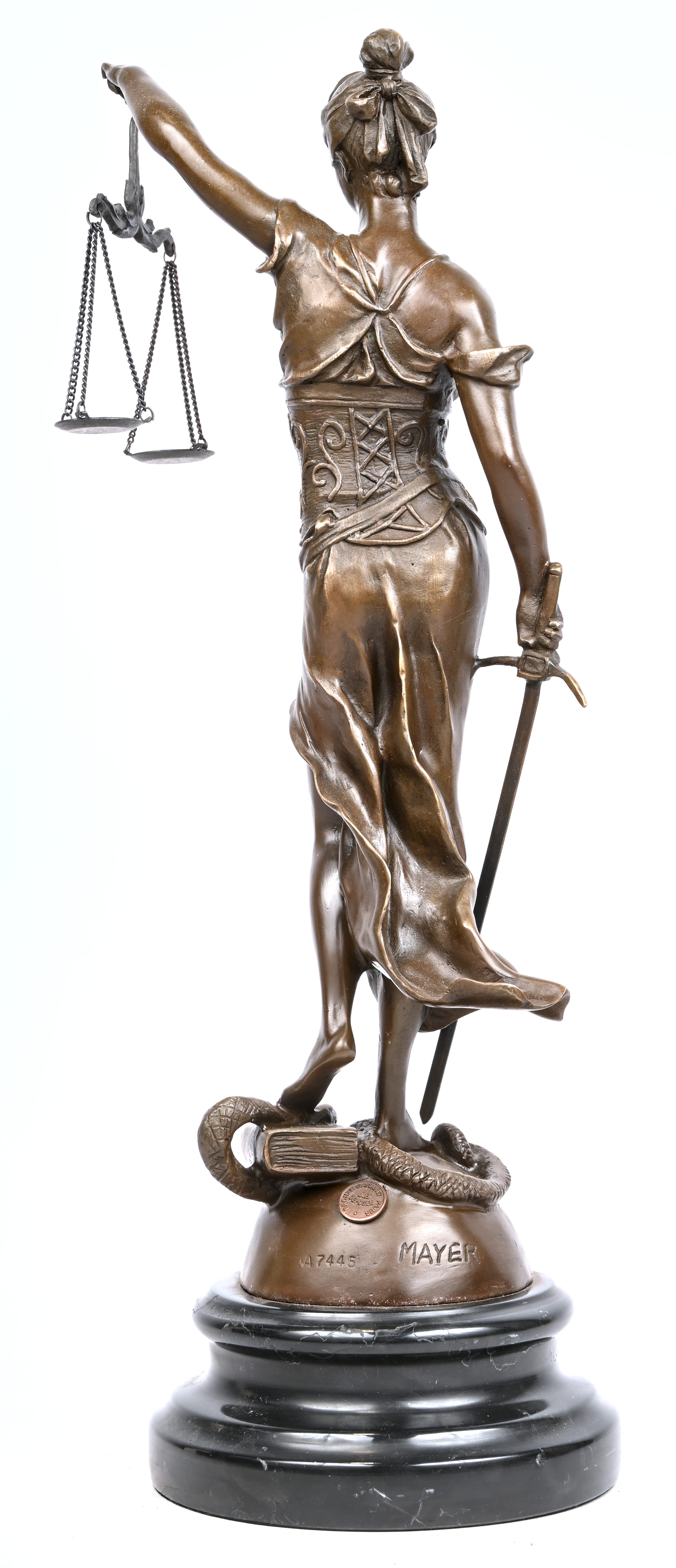 “Vrouwe Justitia”. Een bronzen beeld op marmeren voet naar een werk van Alois Mayer “Vrouwe Justitia”. Een bronzen beeld op marmeren voet naar een werk van Alois Mayer.