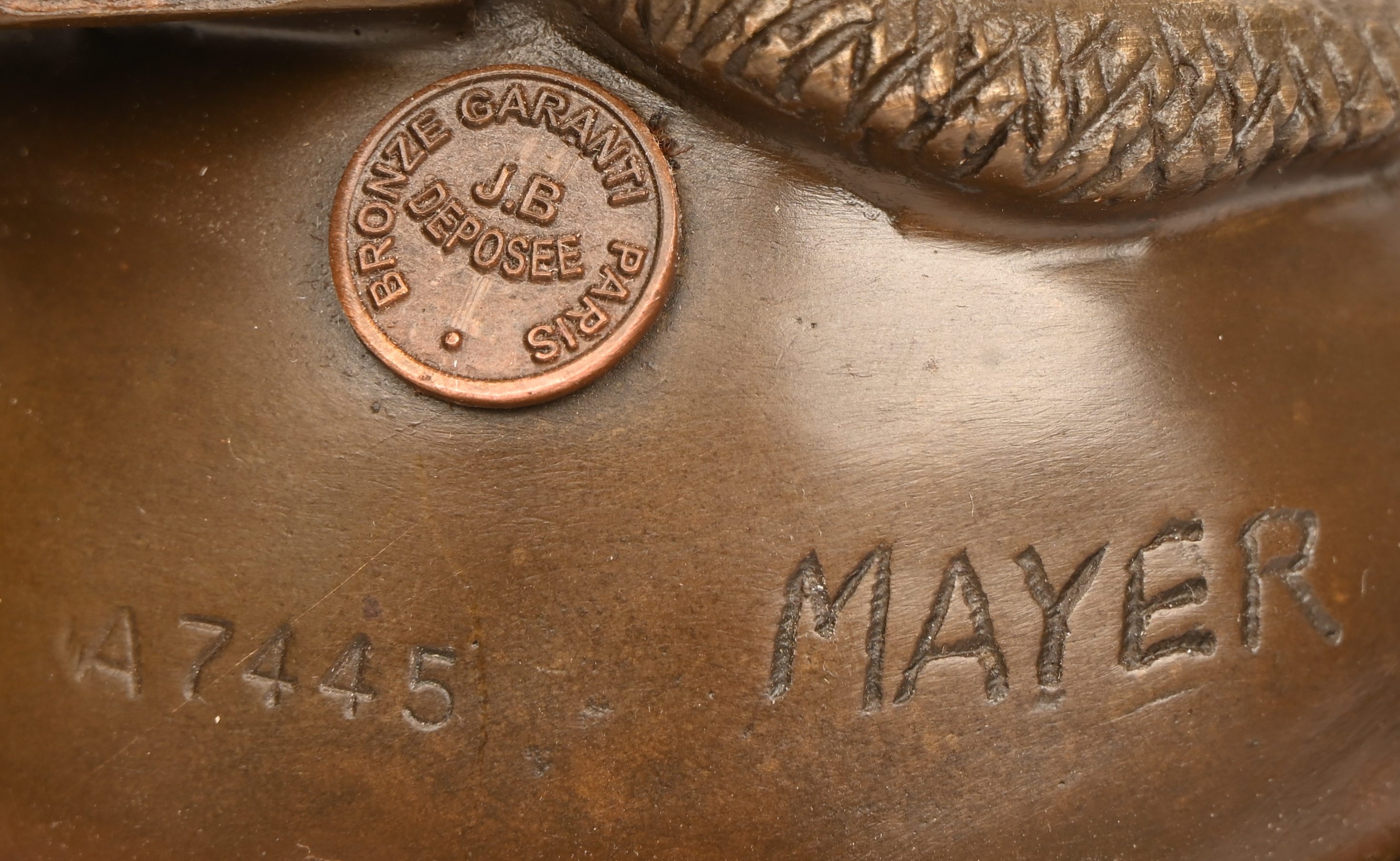 “Vrouwe Justitia”. Een bronzen beeld op marmeren voet naar een werk van Alois Mayer “Vrouwe Justitia”. Een bronzen beeld op marmeren voet naar een werk van Alois Mayer.