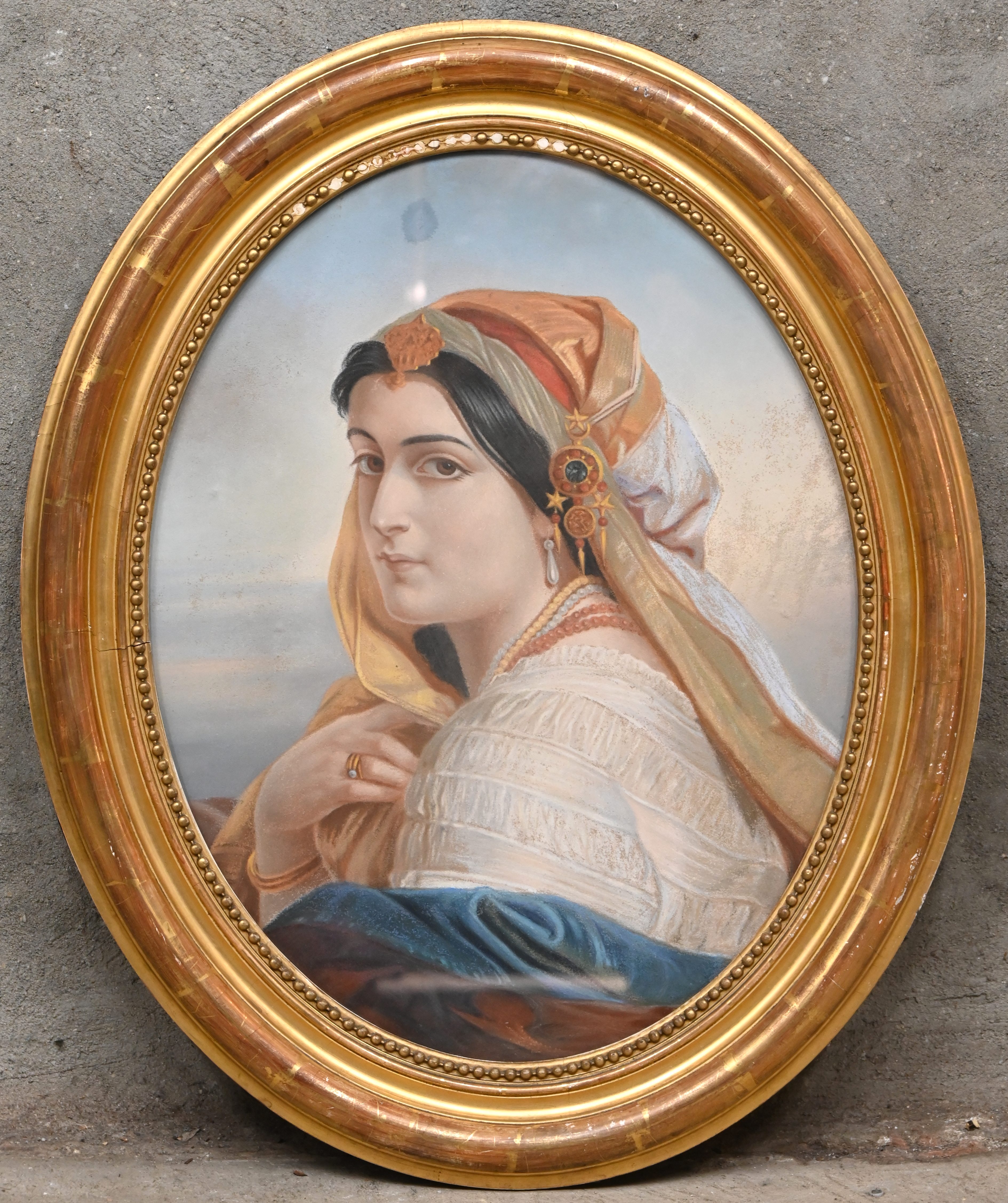 Een ovaal pastelportret van een vrouw Een ovaal pastelportret van een vrouw.