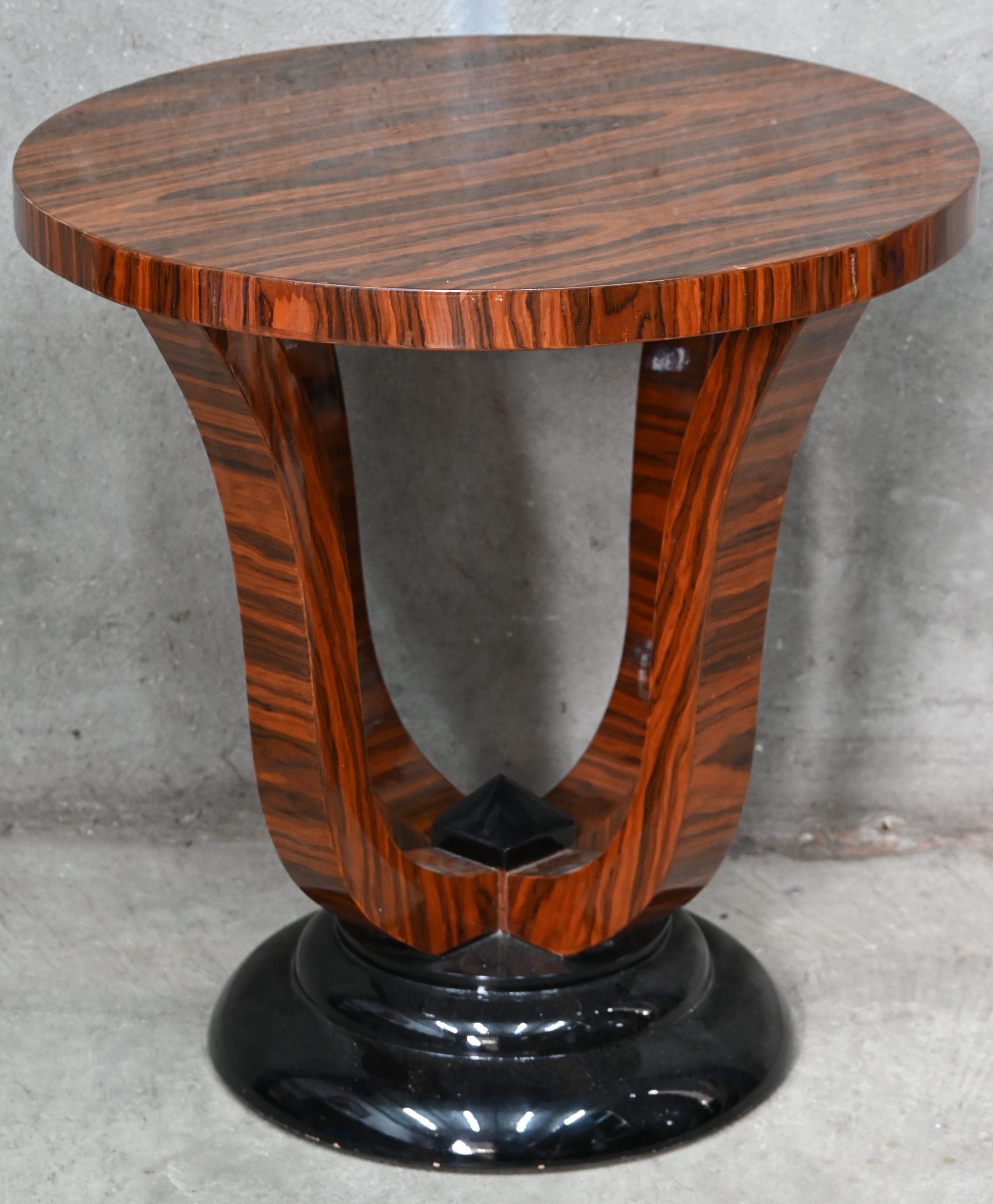 Een rond bijzetmeubel in art deco stijl Een rond bijzetmeubel in art deco stijl.