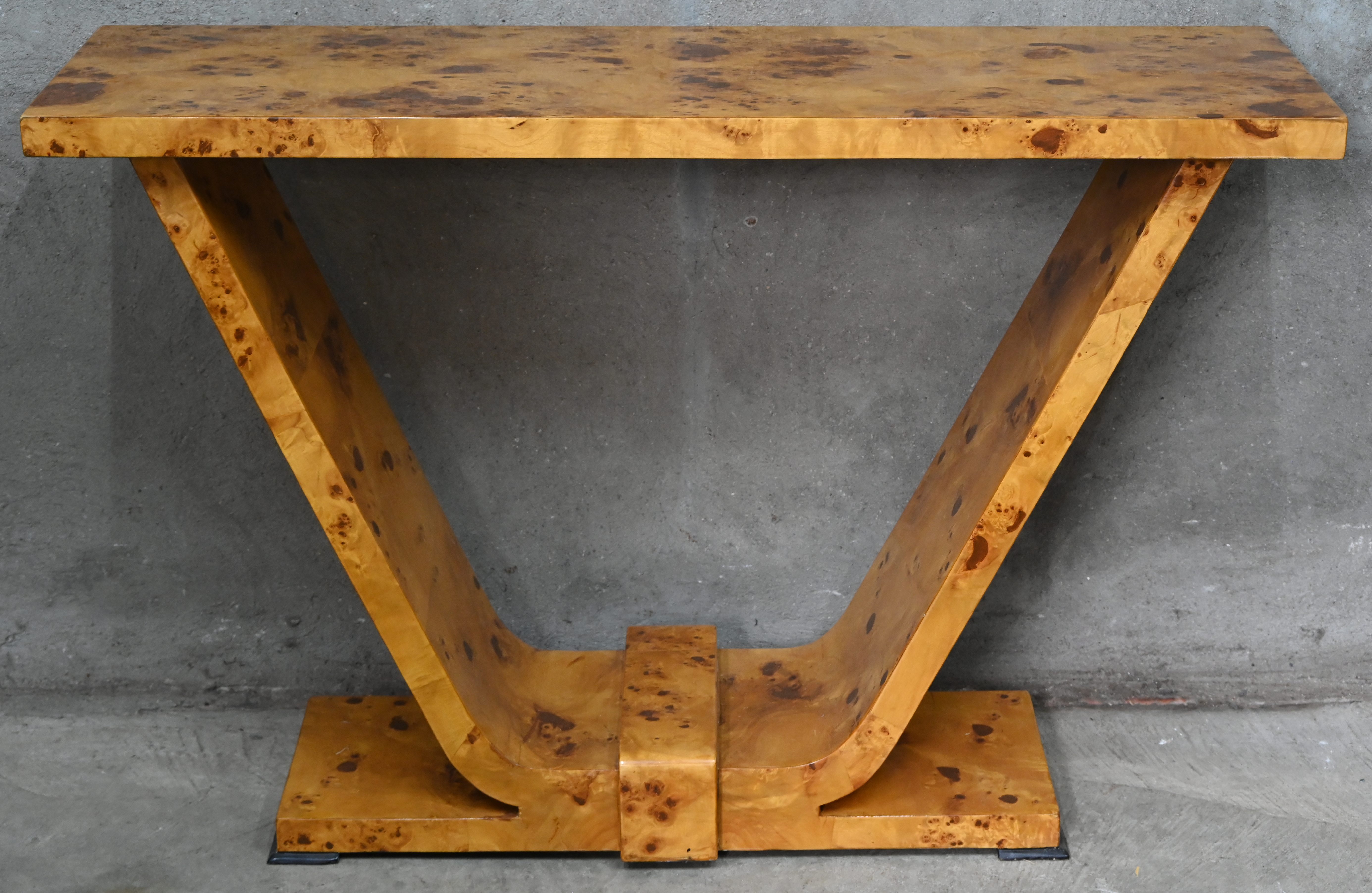 Een licht bruine console in art deco stijl Een licht bruine console in art deco stijl.