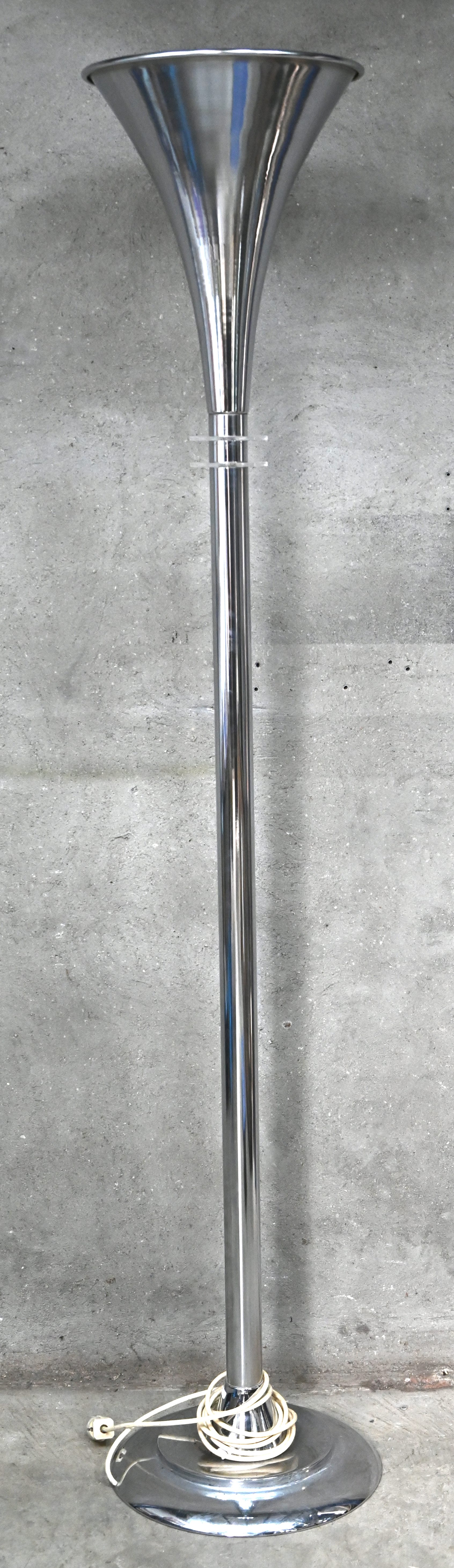Een hoge lamp van chroom Een hoge lamp van chroom.
