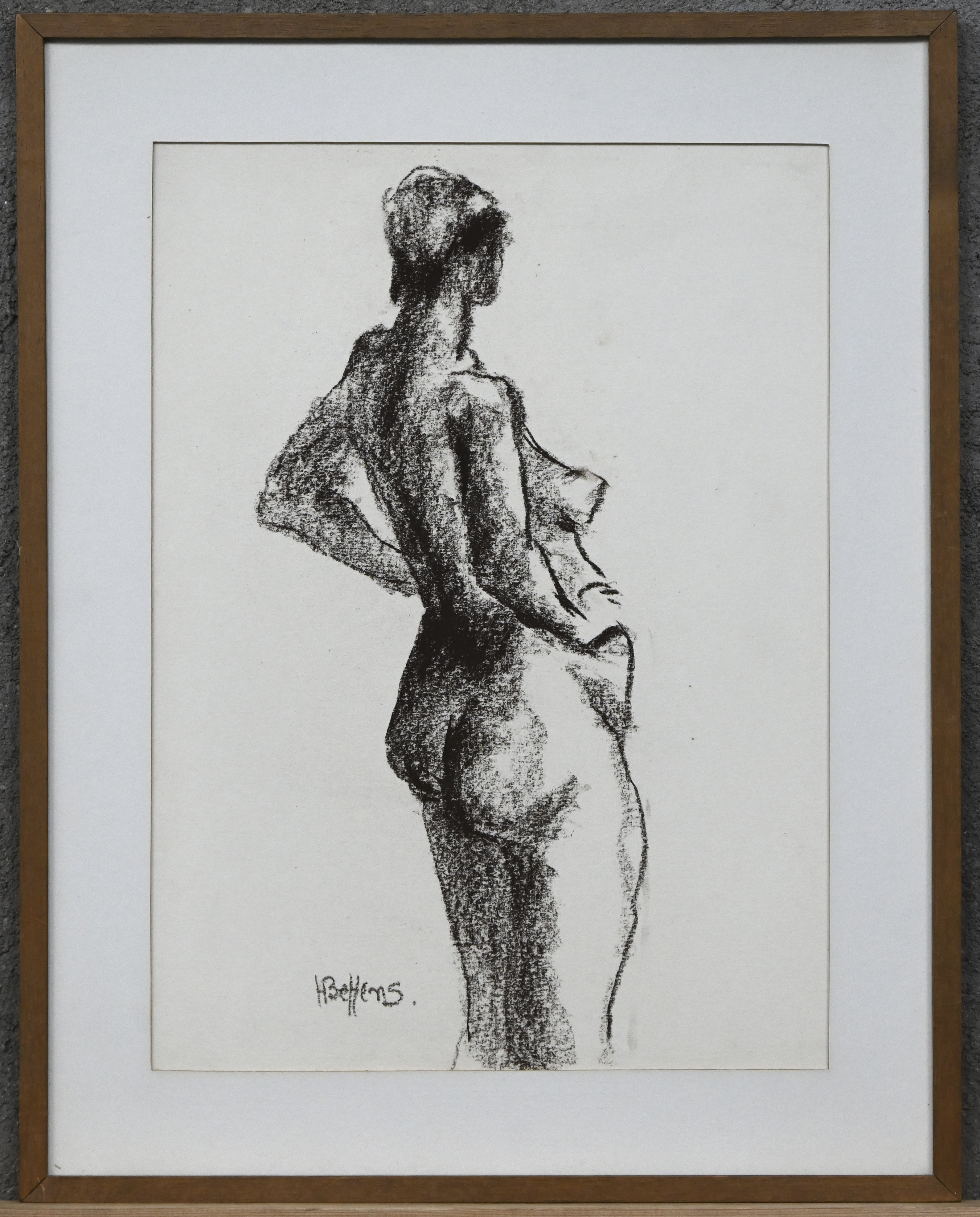 “Staand naakt”. Een tekening, houtskool op papier. Gesigneerd onderaan “Staand naakt”. Een tekening, houtskool op papier. Gesigneerd onderaan.