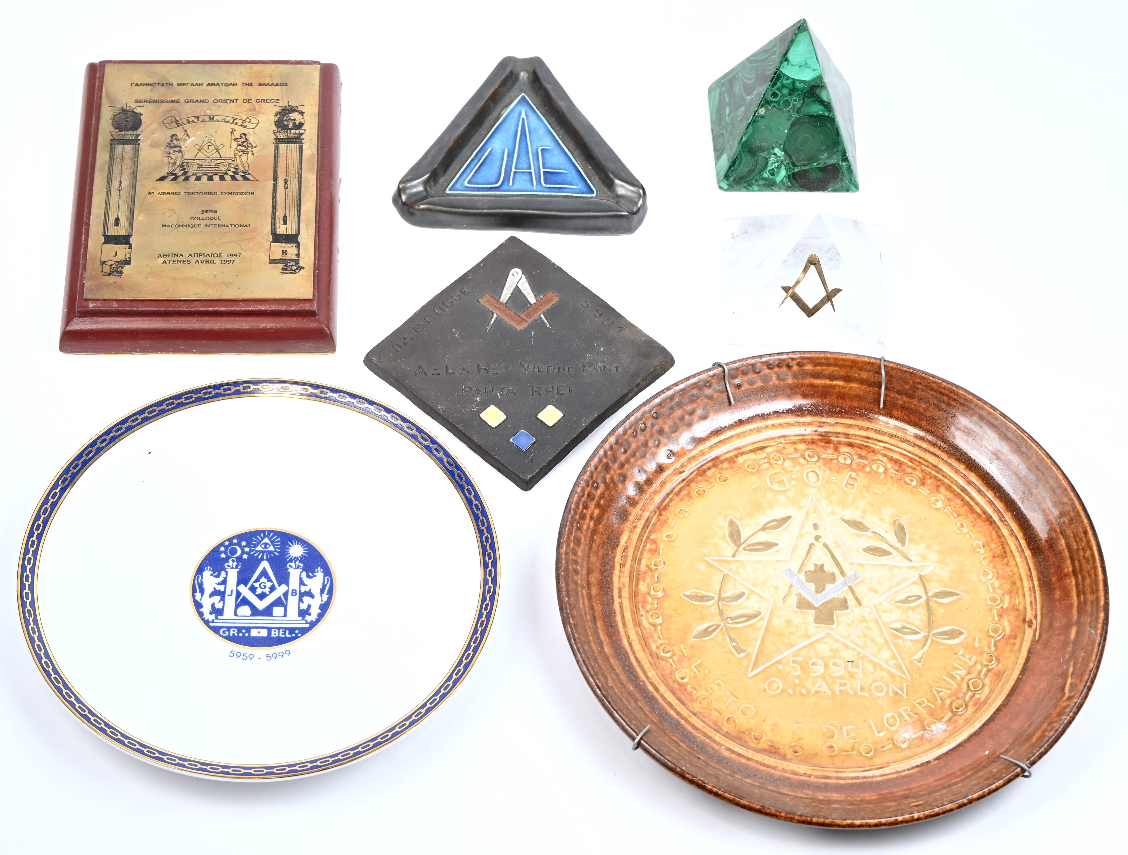 Een lot items met betrekking tot de vrijmetselarij, bestaande uit sierborden, plaquette, piramides, asbak, etc Een lot items met betrekking tot de vrijmetselarij, bestaande uit sierborden, plaquette, piramides, asbak, etc.