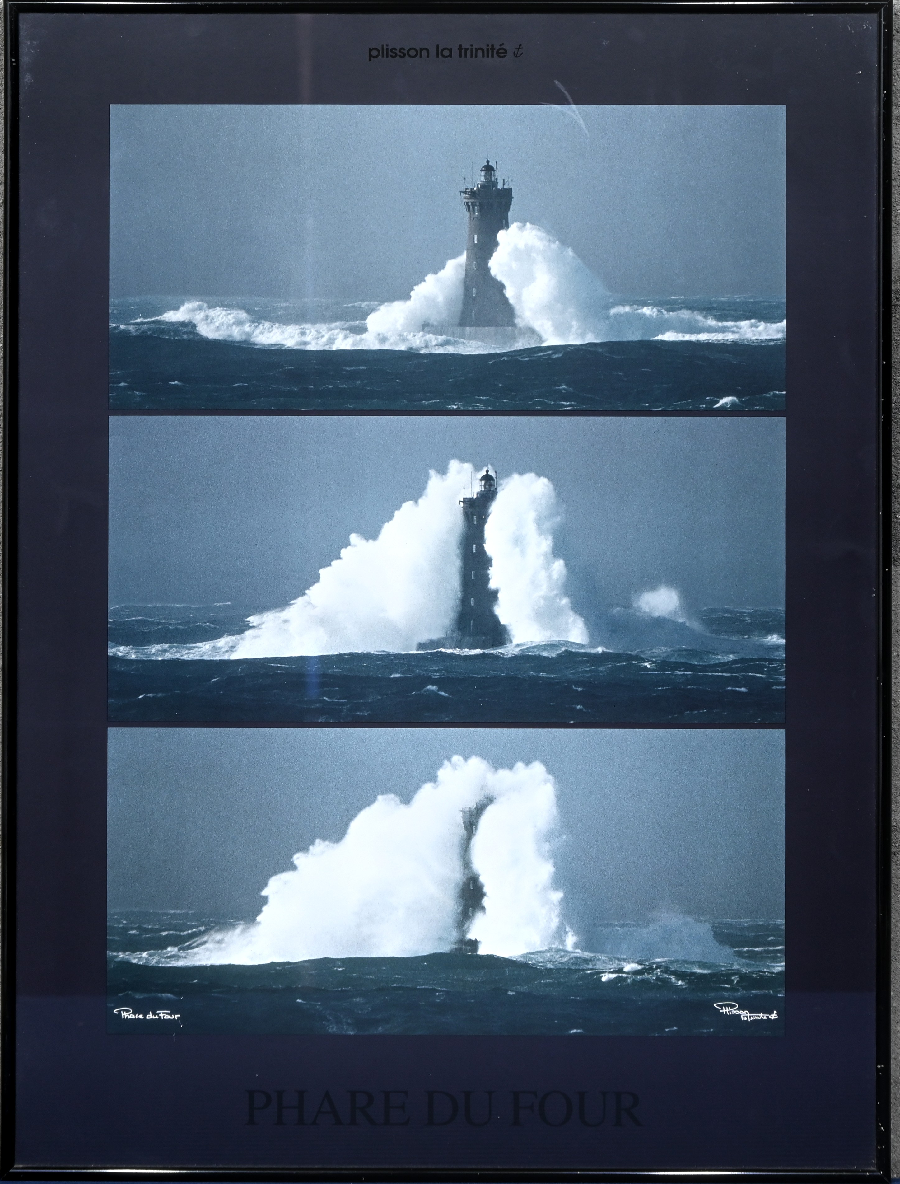 Een print, ‘Plisson la Trinité’ - Phare Du Four. Een vuurtoren in de branding in drie foto’s Een print, ‘Plisson la Trinité’ - Phare Du Four. Een vuurtoren in de branding in drie foto’s.