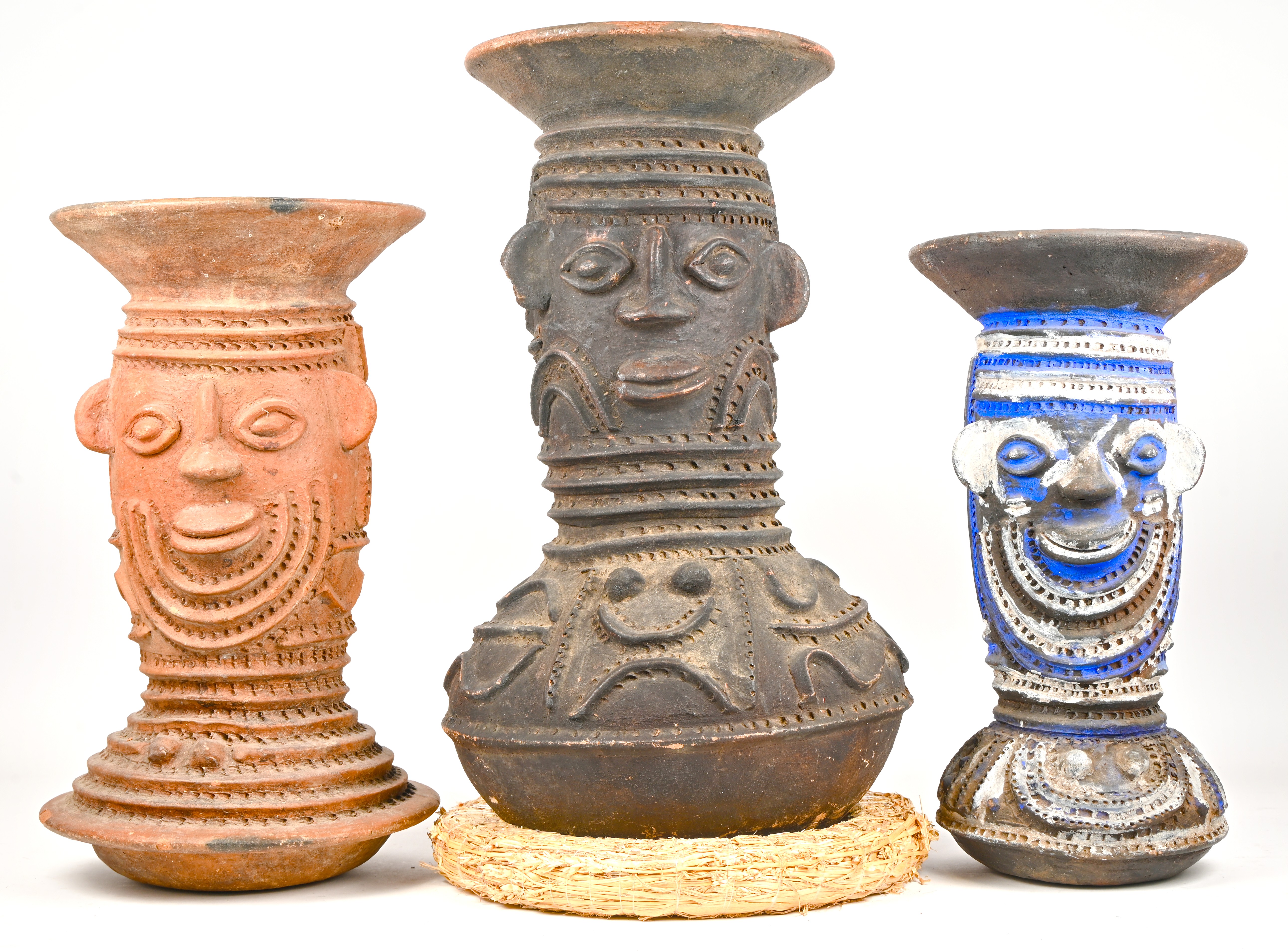 Een lot van 3 gesculpteerde terracotta Ashanti potten ter bezwering van hekserij. Midden Afrikaans. Begin 20e eeuw Een lot van 3 gesculpteerde terracotta Ashanti potten ter bezwering van hekserij. Midden Afrikaans. Begin 20e eeuw.