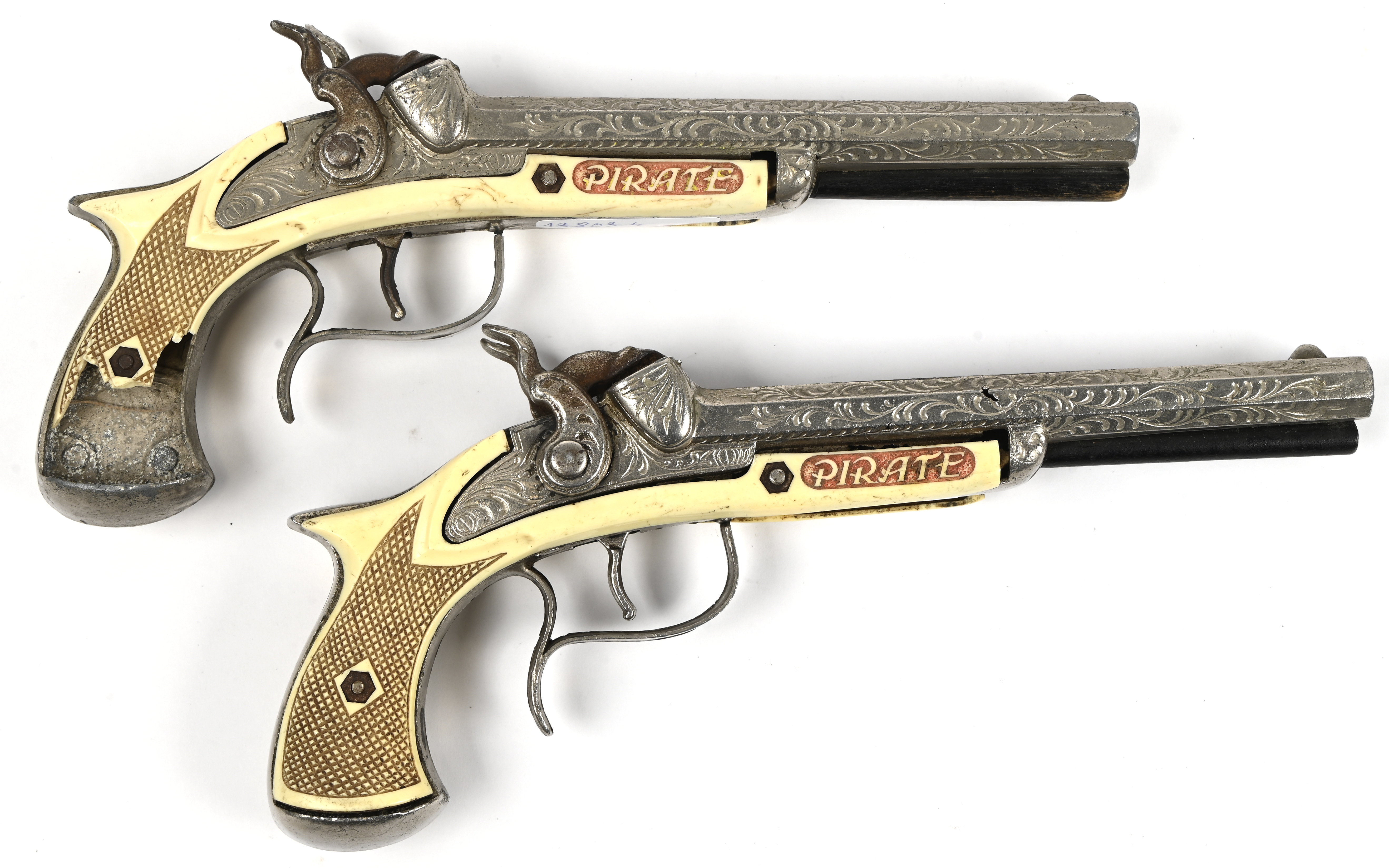 ‘Pirate’. Set van 2 vintage speelgoedpistolen. Jaren 60. 1 heeft ruime schade, het ander pistool is in goede staat ‘Pirate’. Set van 2 vintage speelgoedpistolen. Jaren 60. 1 heeft ruime schade, het ander pistool is in goede staat.